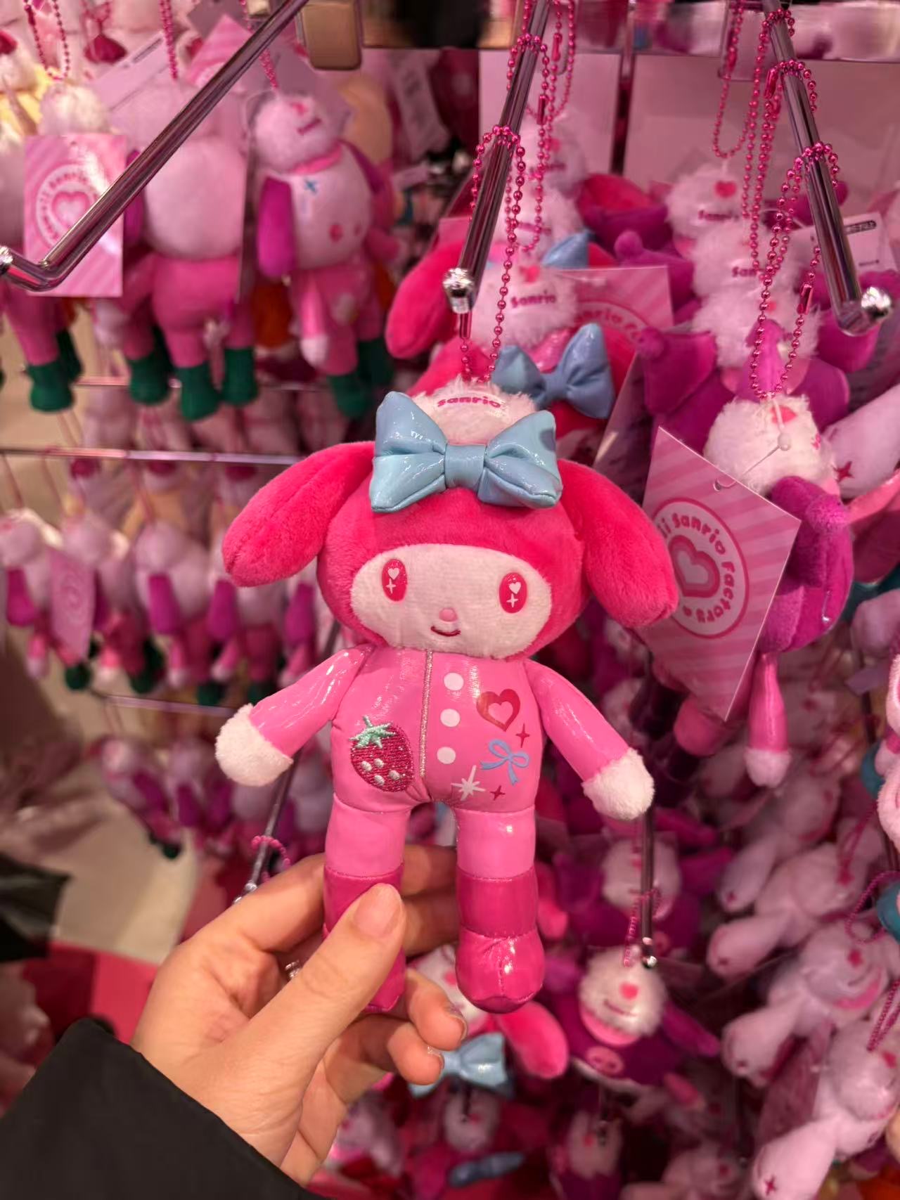 1211 三丽鸥 美乐蒂长腿粉色 草莓图案紧身衣毛绒挂件