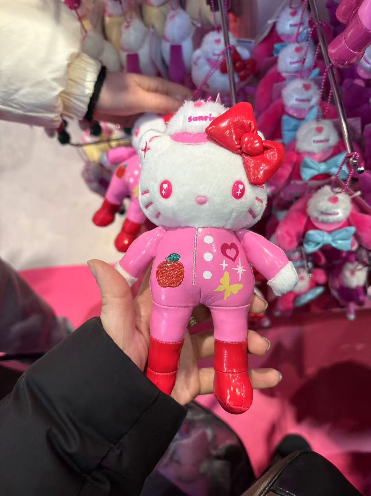 1211 三丽鸥 kt长腿粉色 苹果图案紧身衣毛绒挂