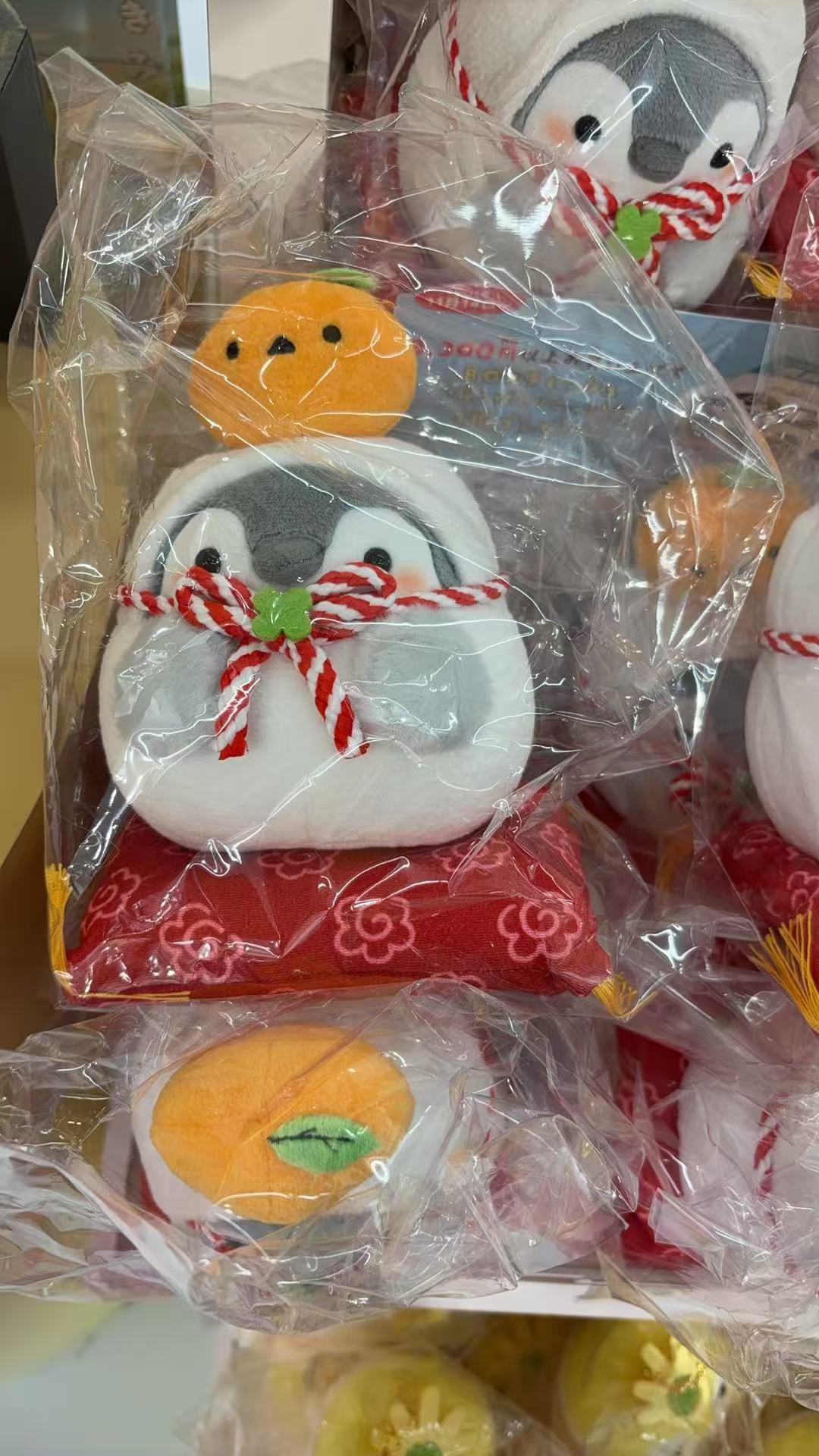 1212 正能量企鹅头顶橘子红白相间蝴蝶结绑带 毛绒玩偶