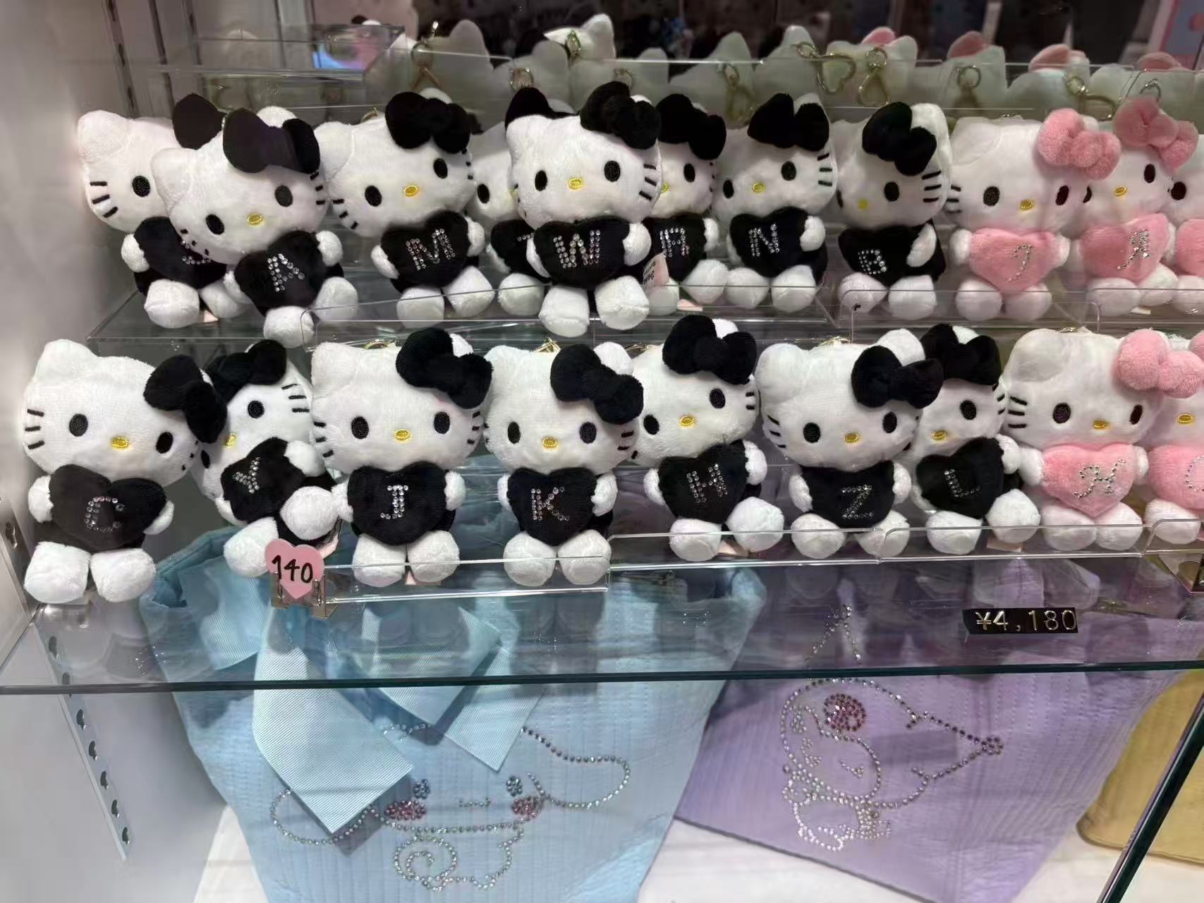 1216 三丽鸥 kt黑色W 毛绒挂件