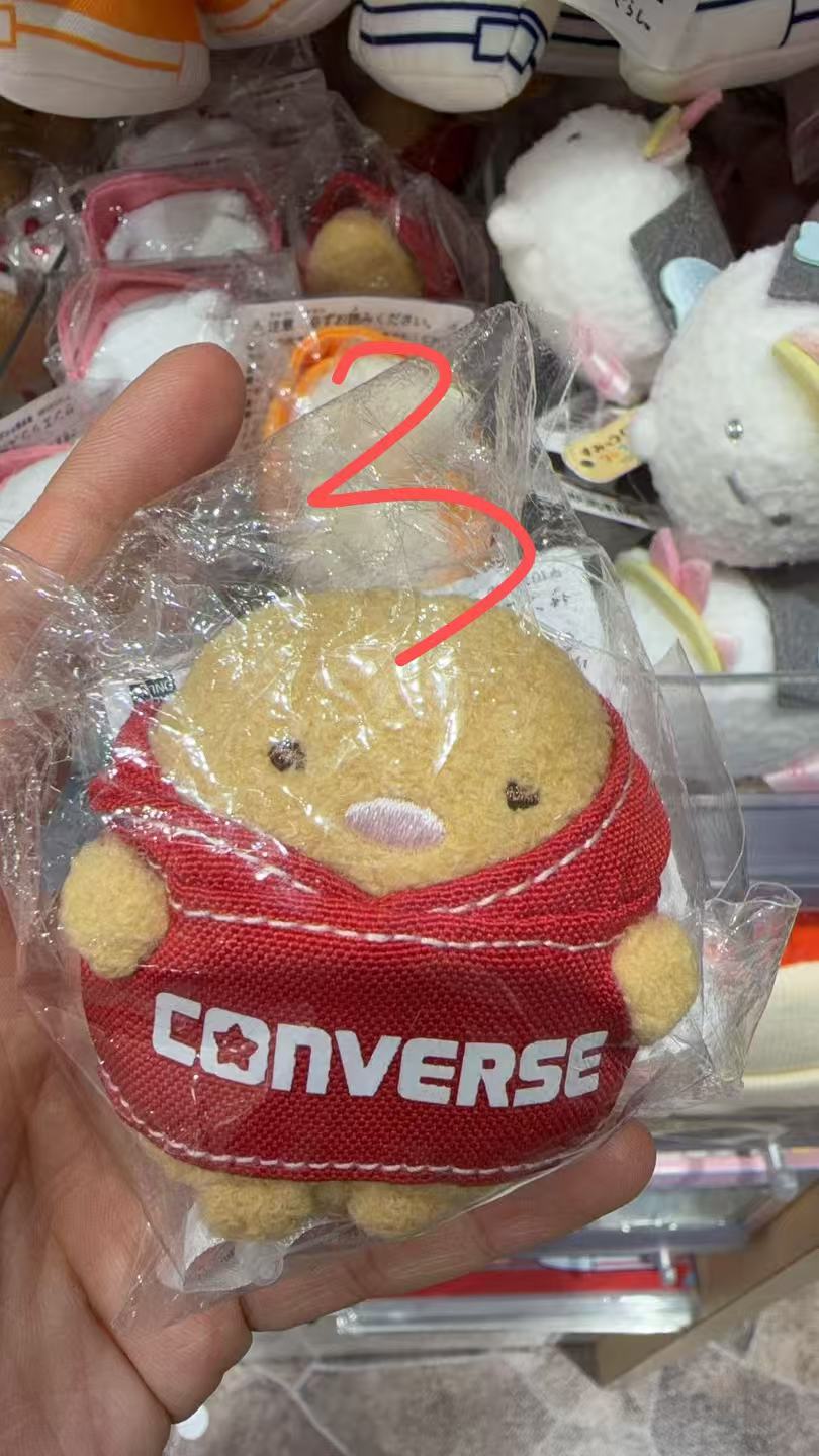 1215 角落小伙伴匡威联名红色上衣猪扒手玉 毛绒玩偶