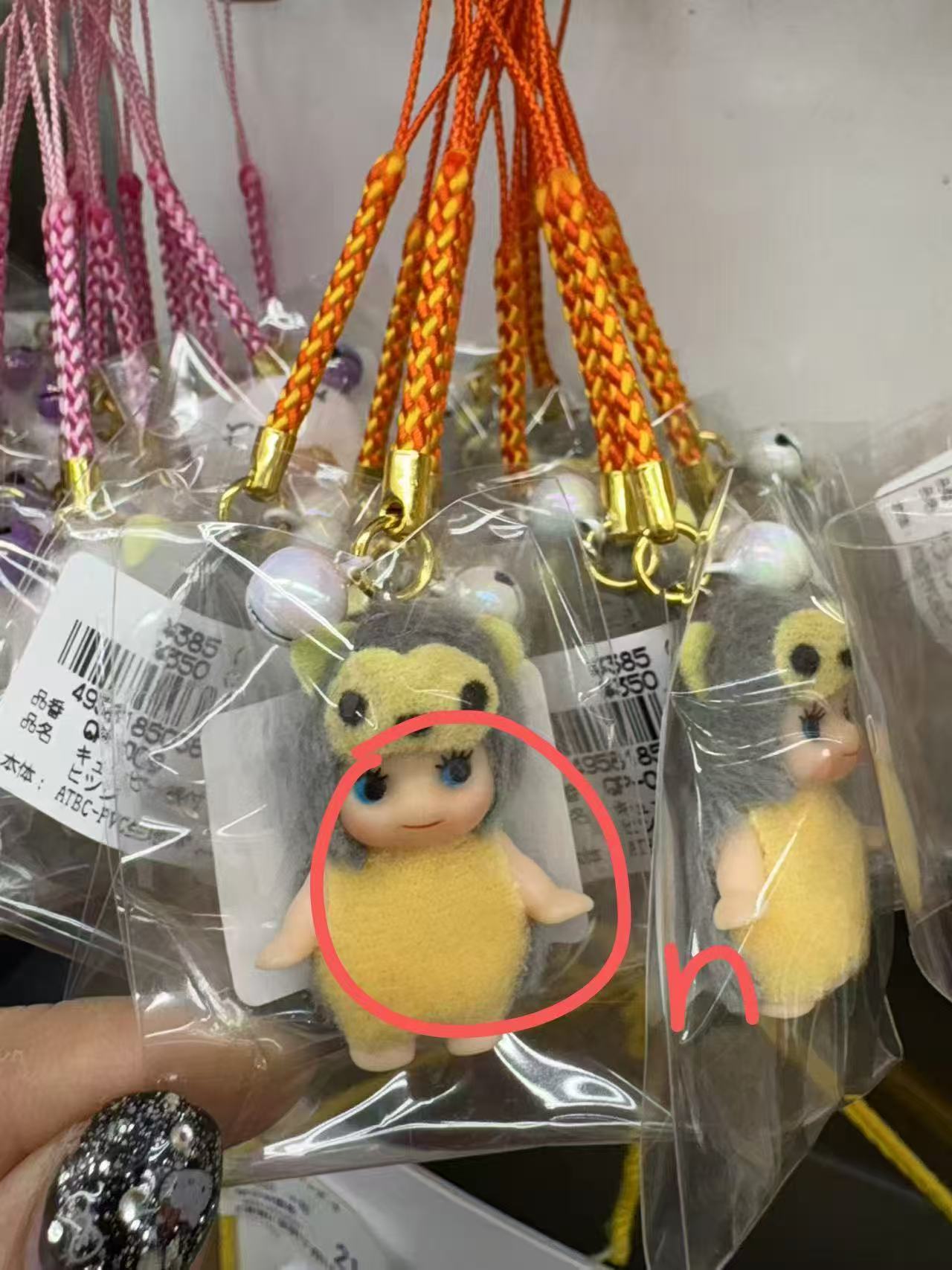 1224 蒙奇奇 穿黄色衣服企鹅头套 毛绒挂件