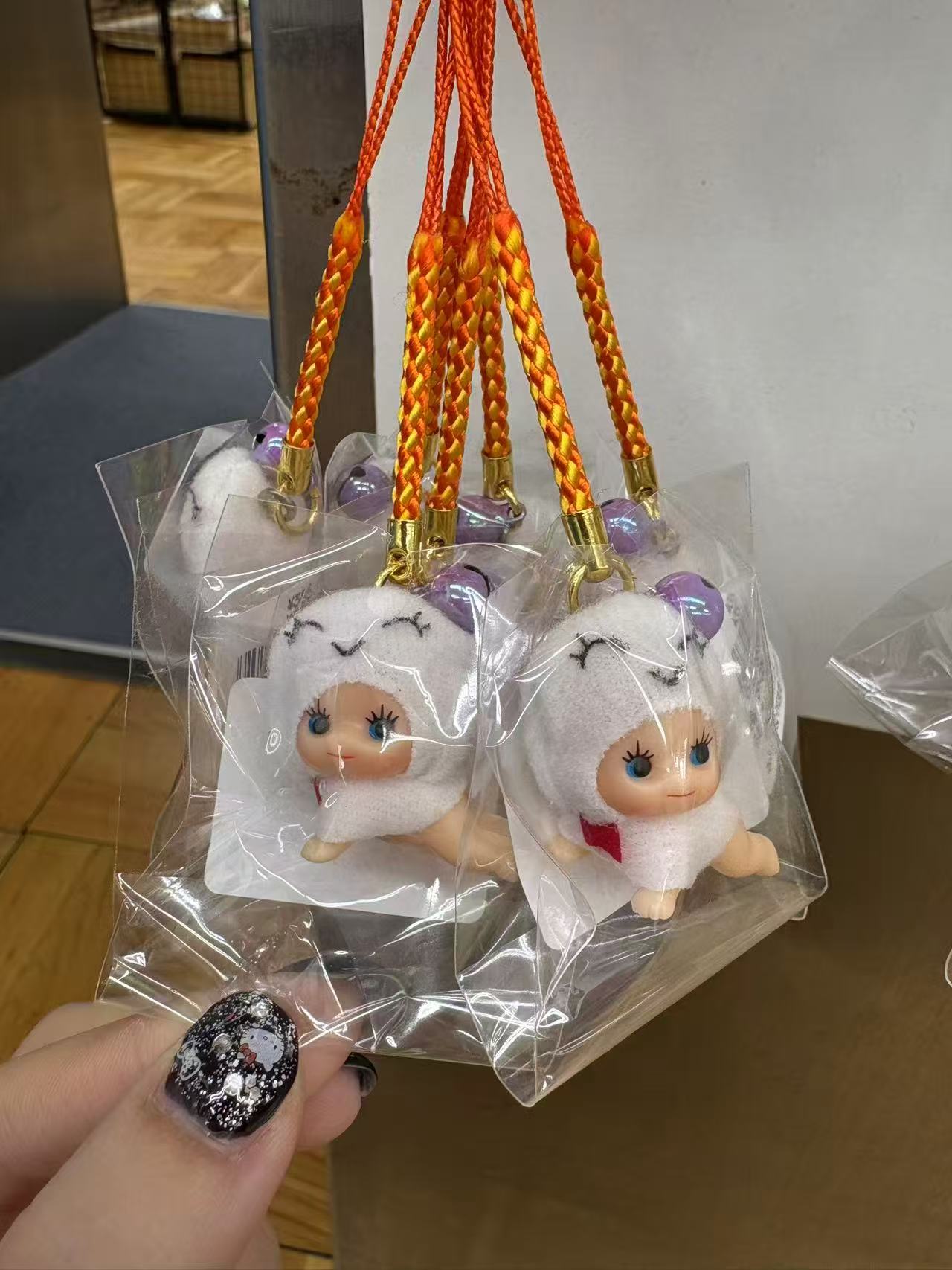 1224 蒙奇奇 穿白色衣服趴着 挂件