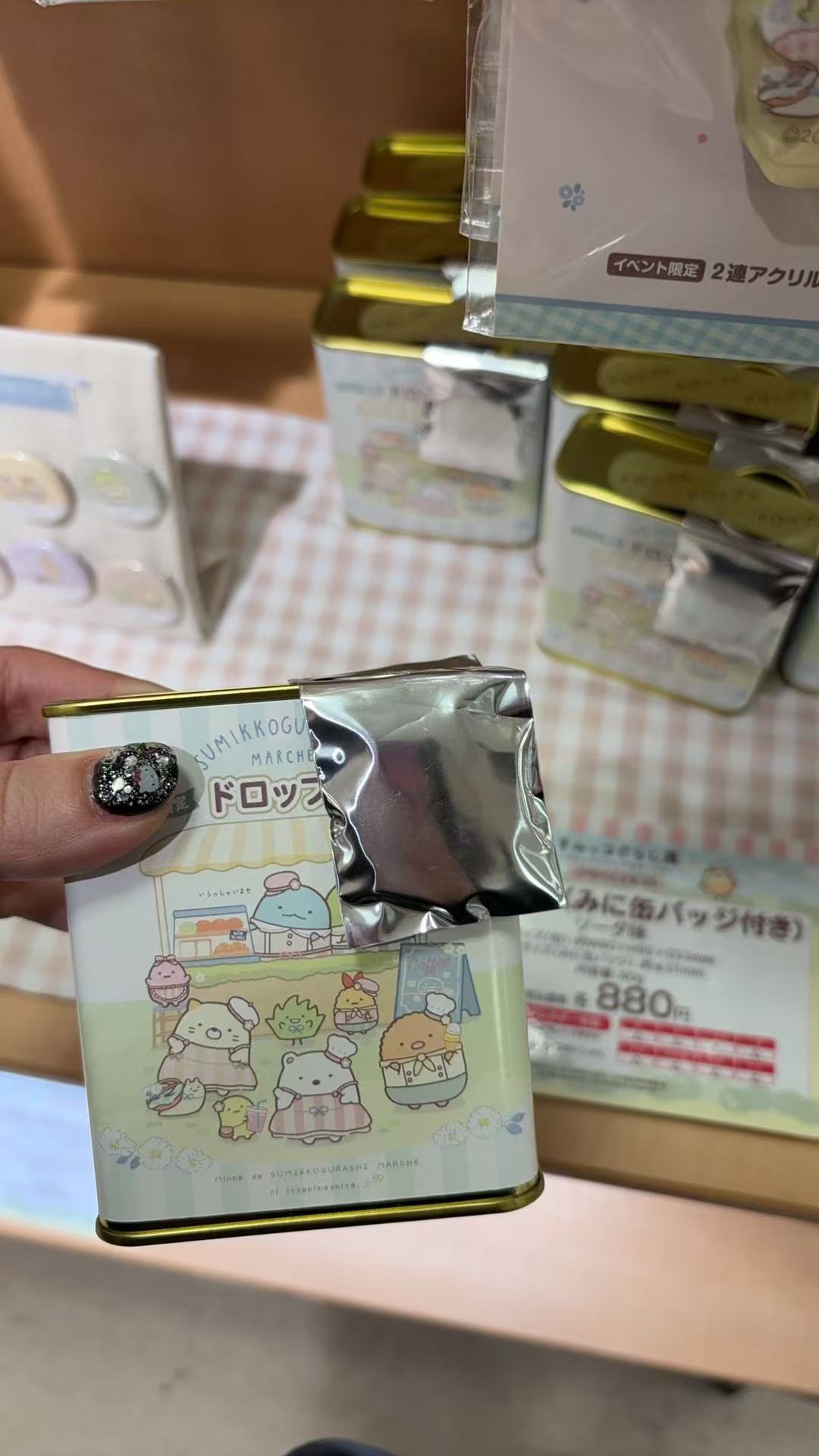 1225 角落生物集市主题展会限定的糖果铁盒随机带一个徽章