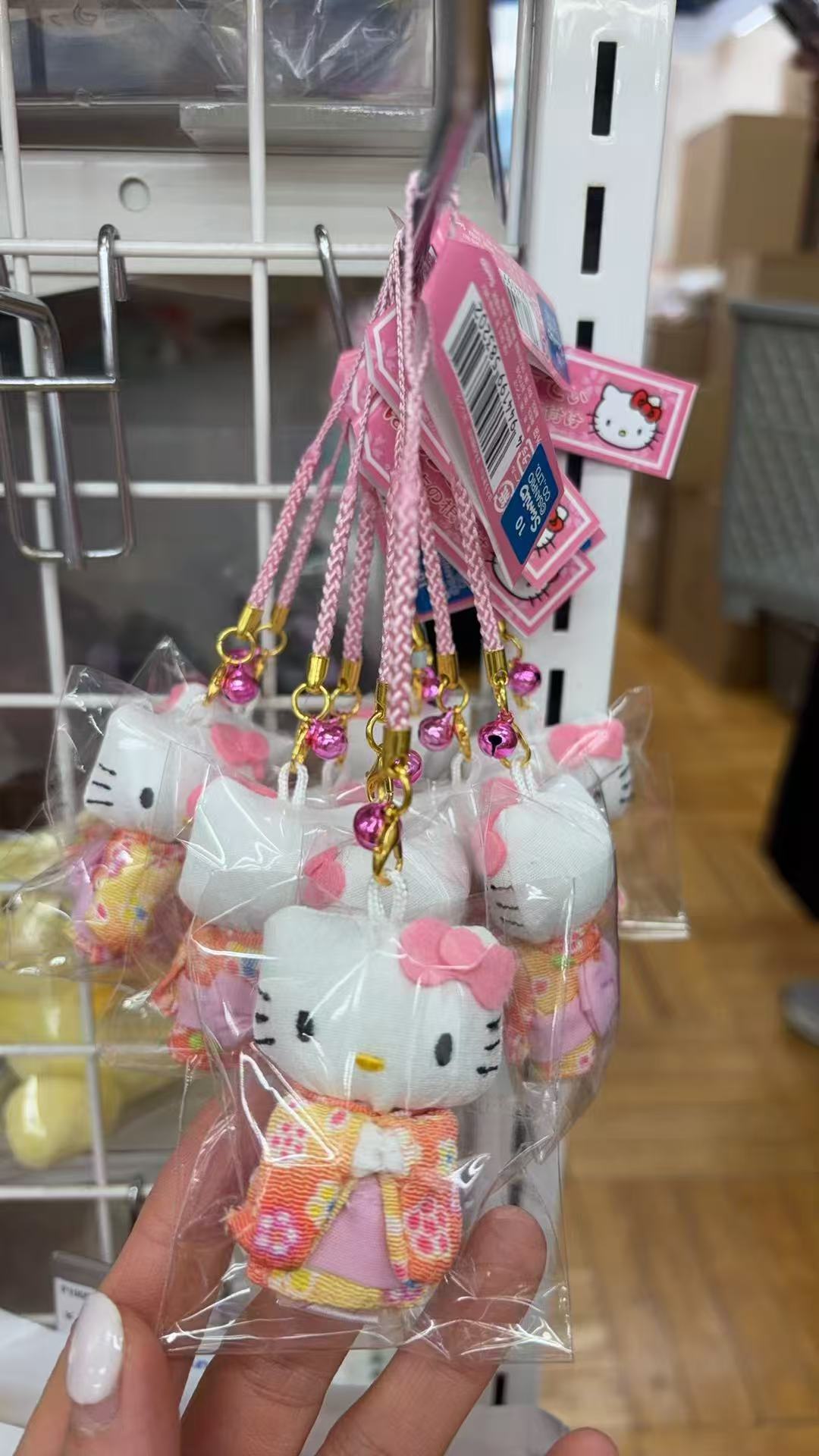 0106 折扣店三丽鸥  Kitty穿和服带紫色铃铛 毛绒挂件