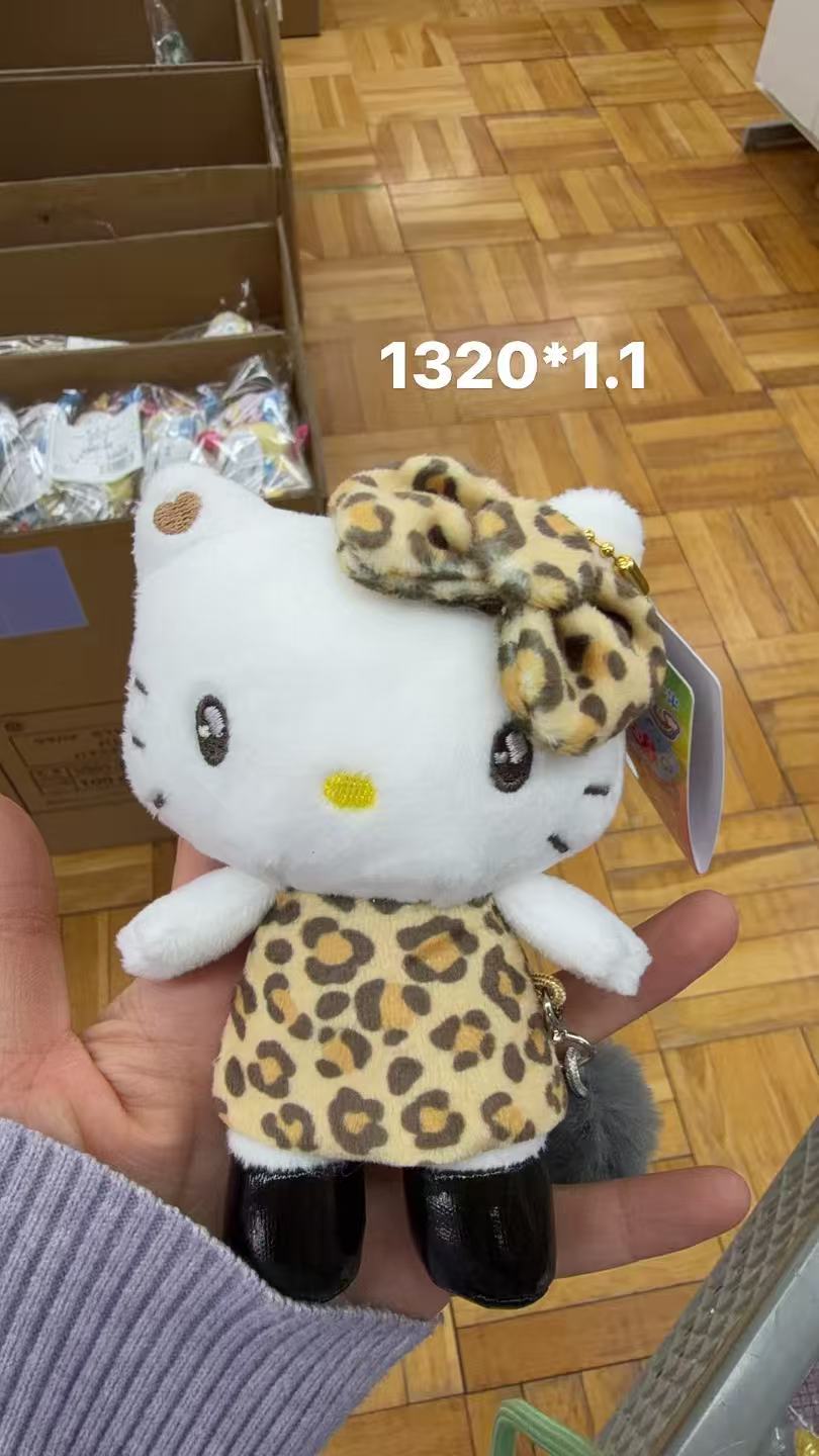 0106 折扣店三丽鸥  Kitty床穿黄棕纹路衣服和蝴蝶结 毛绒挂件