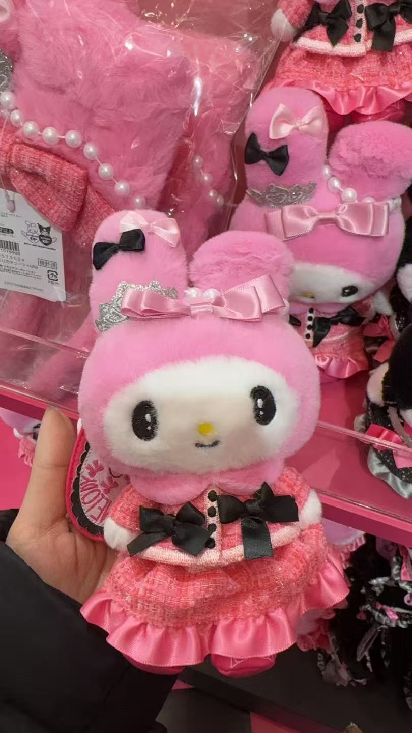 0109 三丽鸥彩虹乐园限定的美乐蒂「黑粉小香风」毛绒挂件