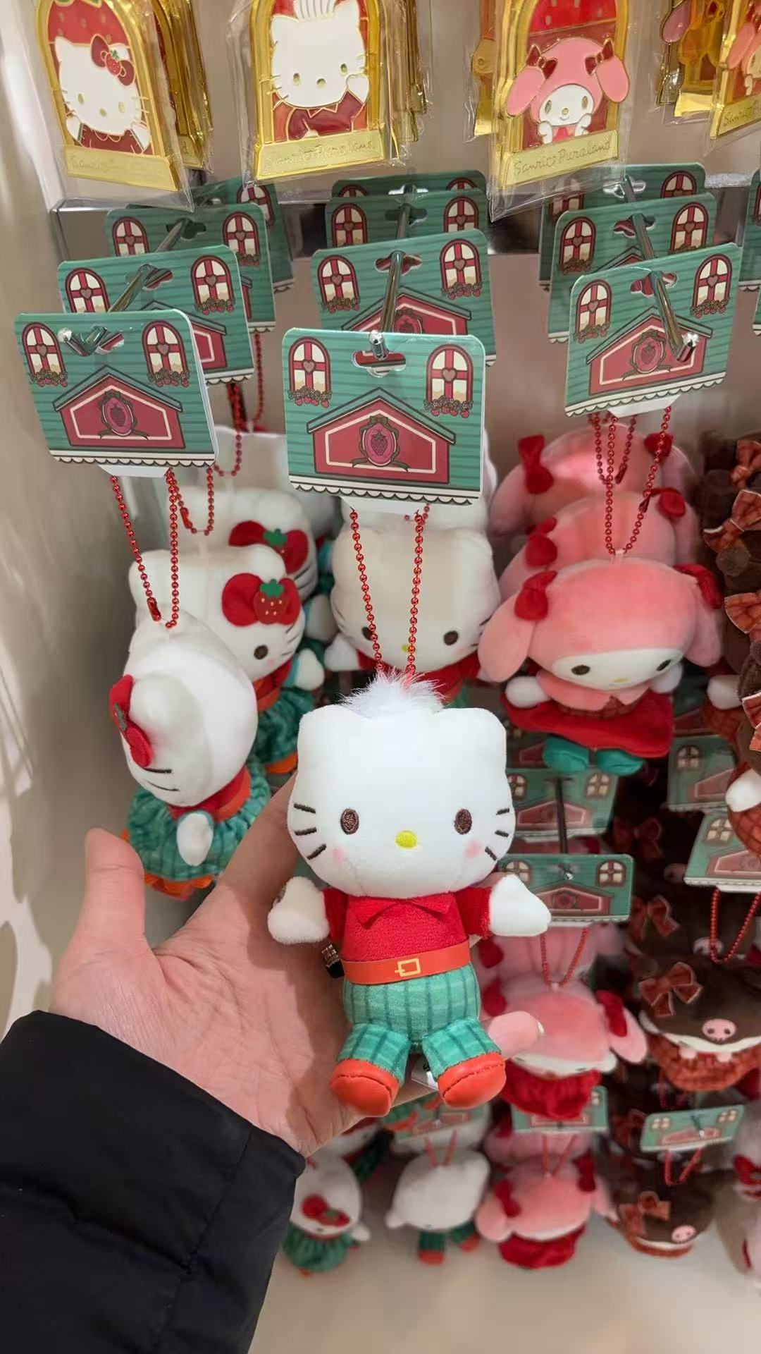 0109 三丽鸥  丹尼尔穿红色上衣黑绿色条纹裤子 毛绒挂件