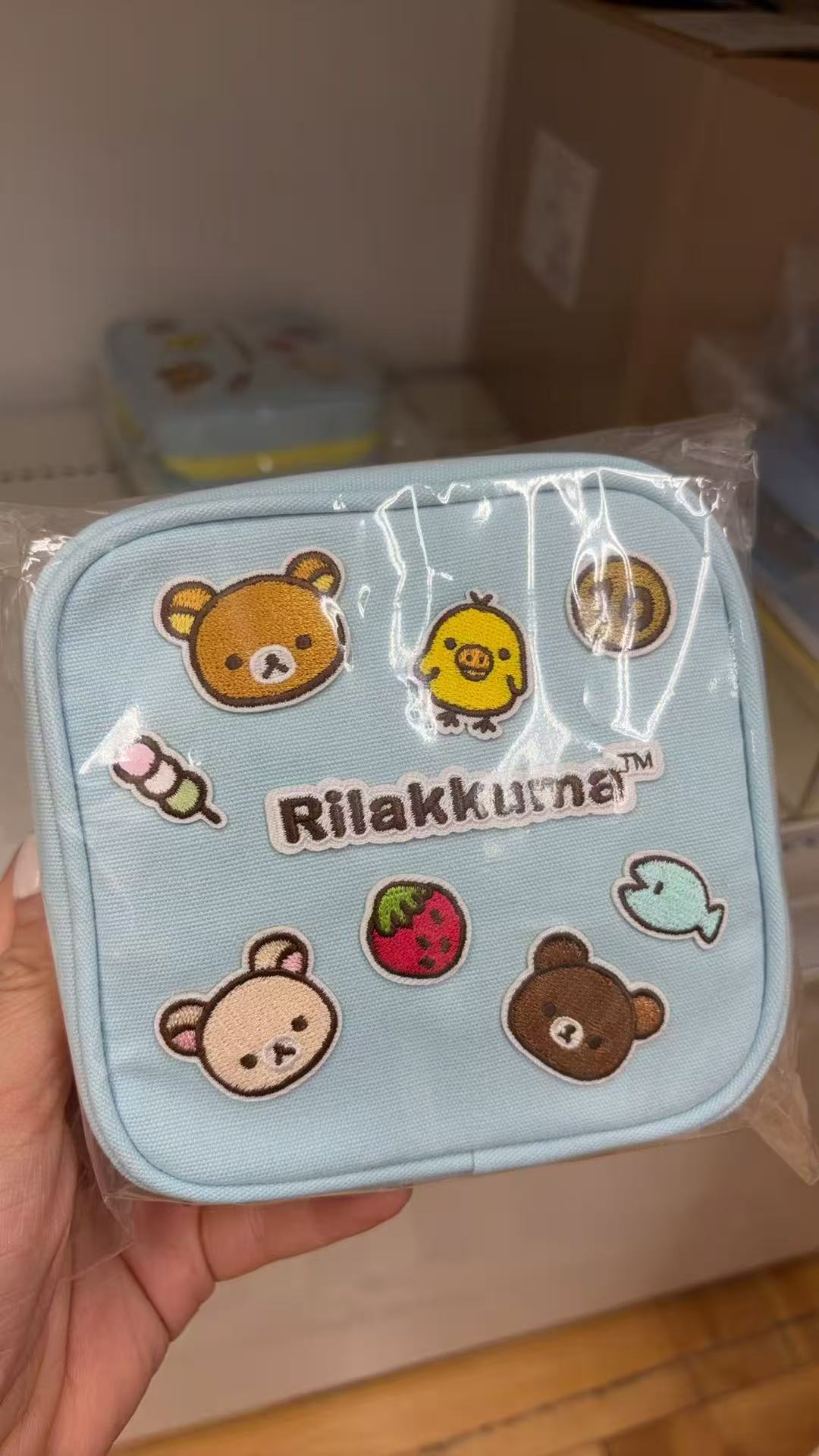 0114 折扣店轻松熊 轻松熊刺绣图案 天蓝色方形收纳包