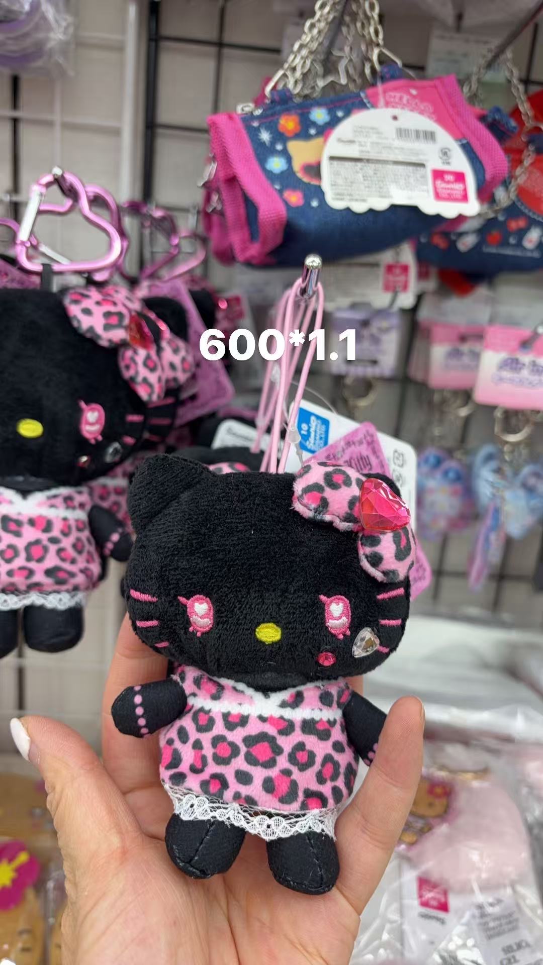 0115 折扣店 三丽鸥黑色kt 毛绒挂件弹力绳款