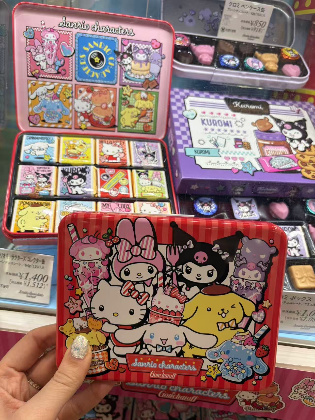 0118Goncharoff与三丽鸥联名的什锦巧克力红色铁盒