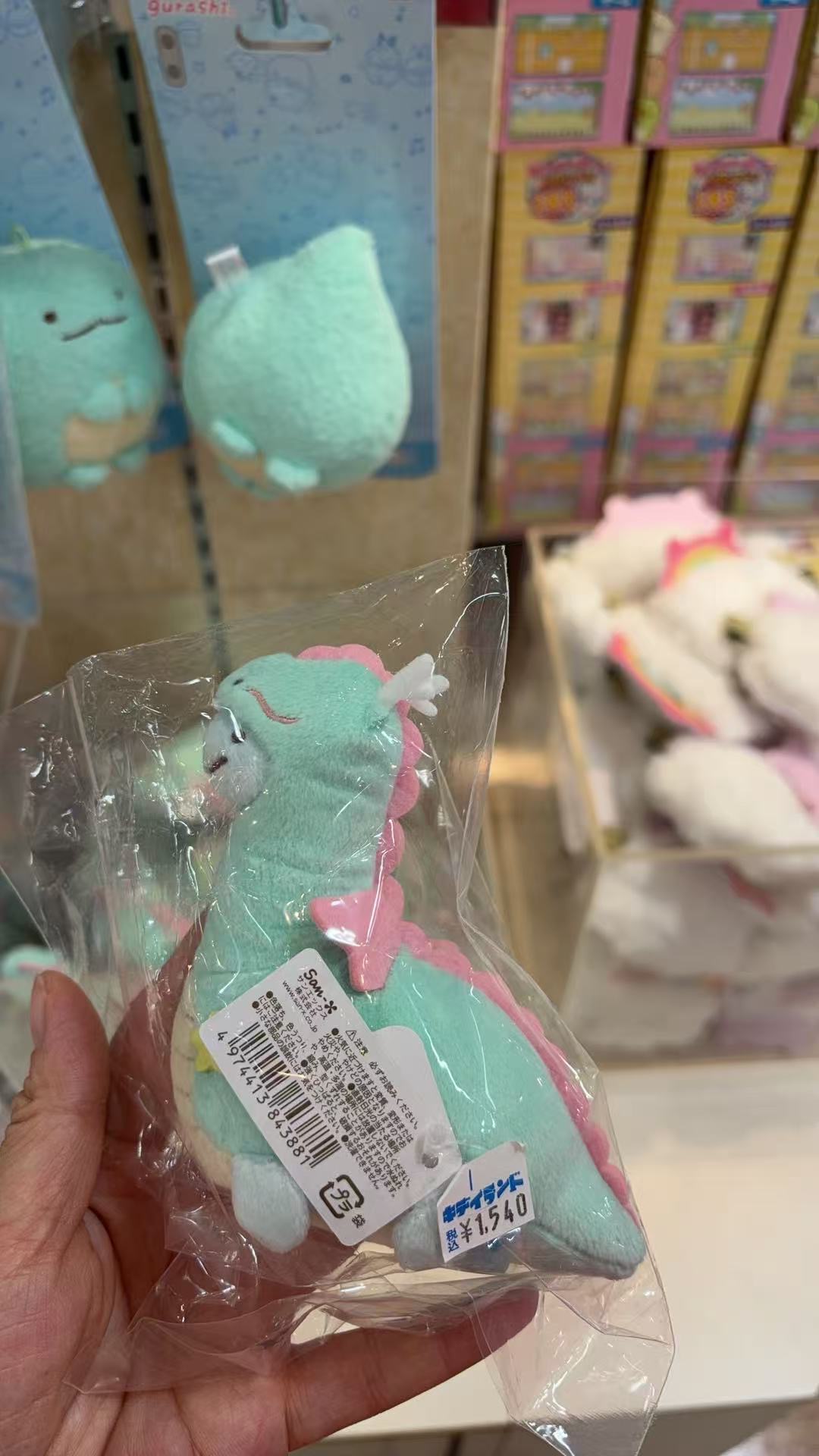 0121折扣店角落 水龙恐龙毛绒玩偶