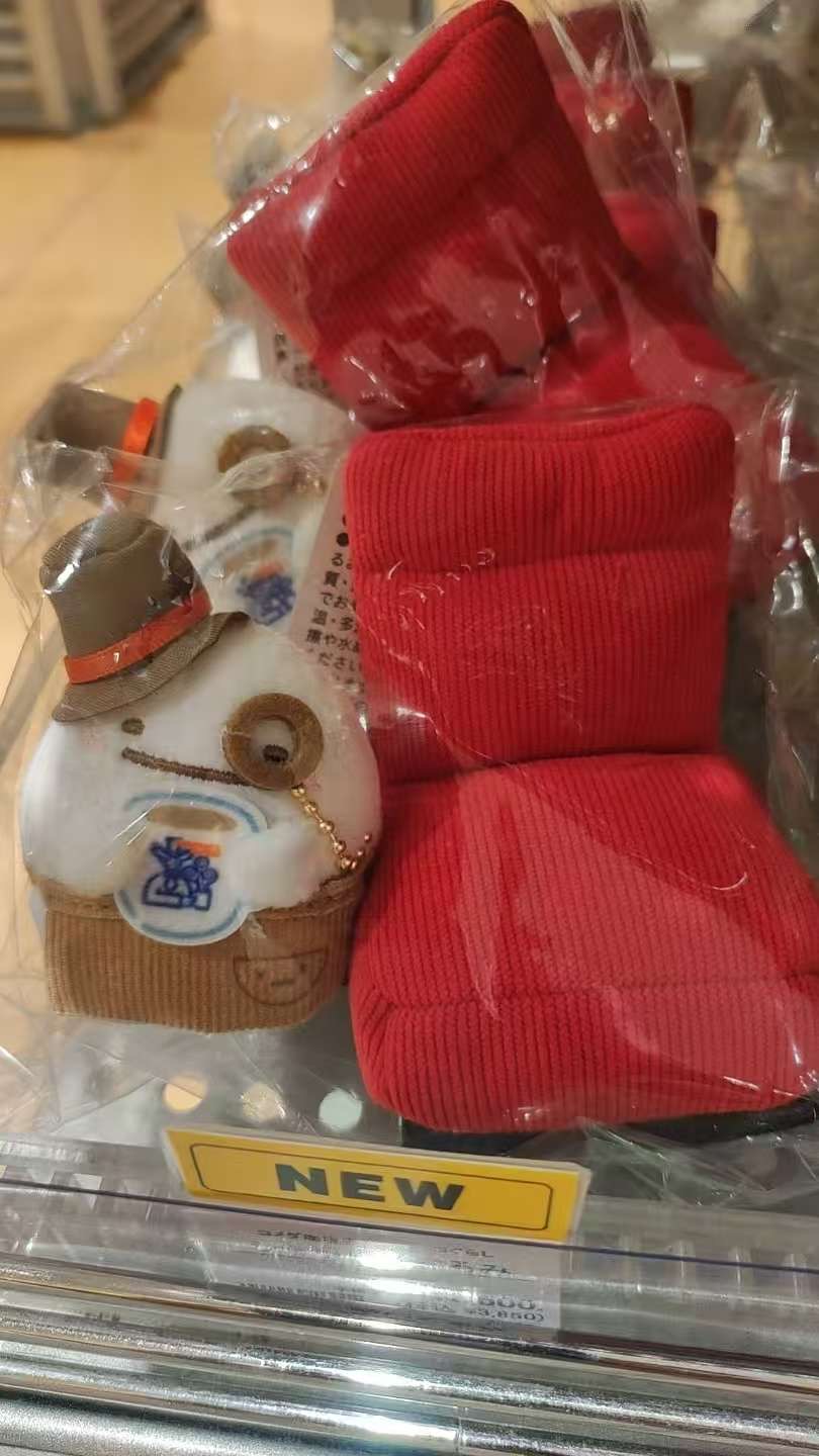 0124 角落白熊 绅士造型，搭配红色沙发款毛绒摆件玩偶