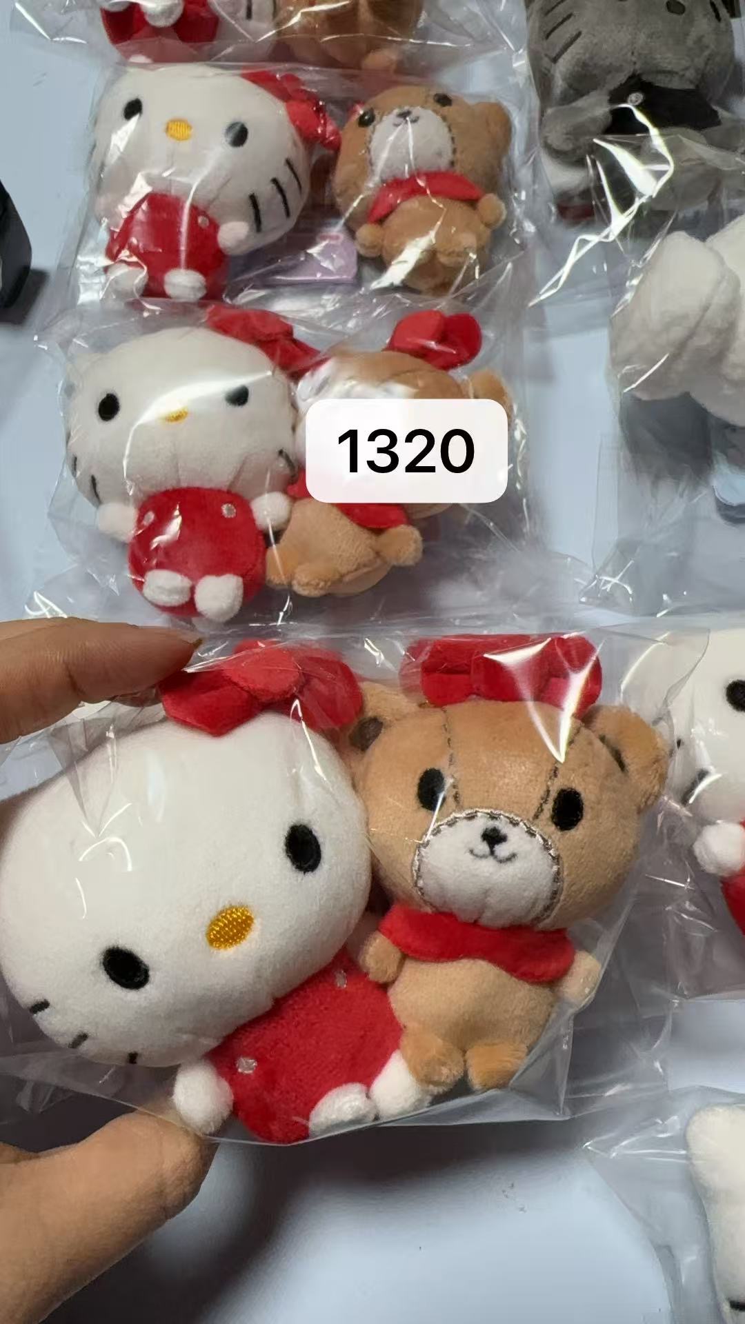 0128 折扣店 三丽鸥Hello Kitty与小熊的磁吸贴贴毛绒挂件