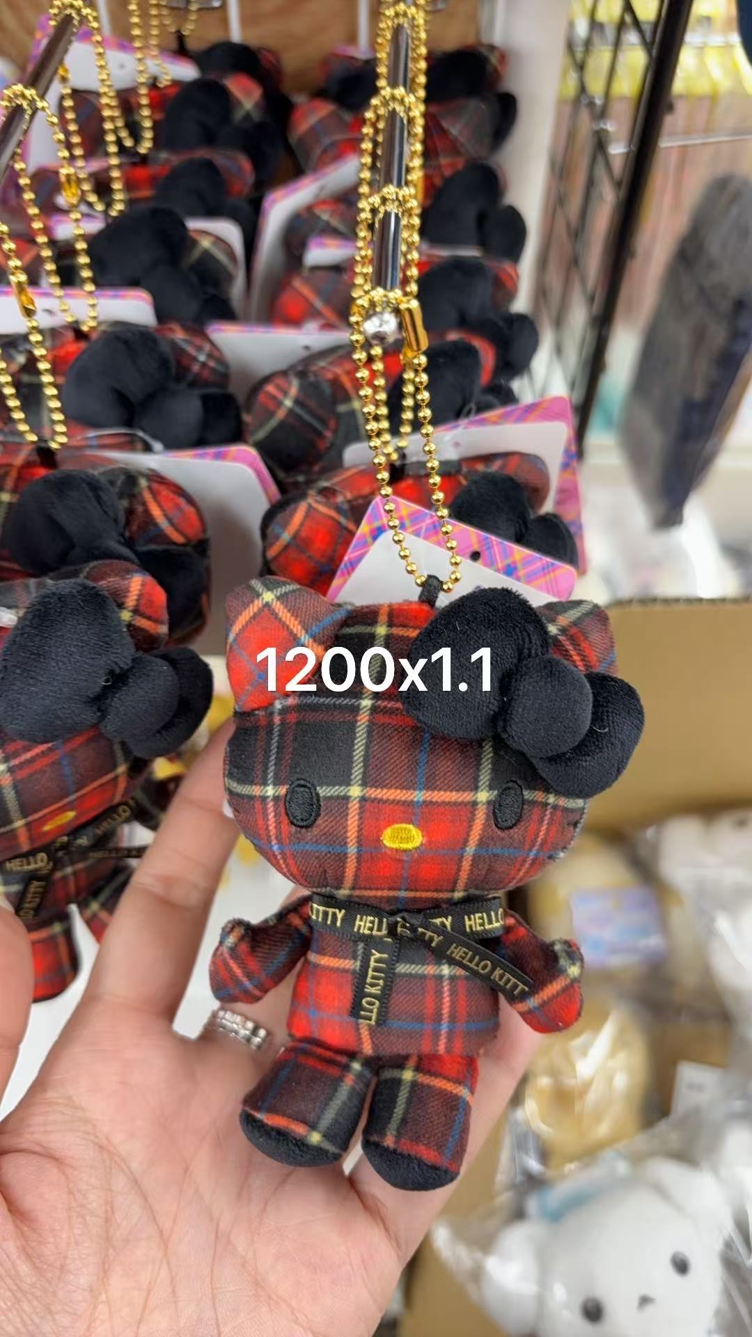 0128 折扣店 三丽鸥Hello Kitty 红黑格纹毛绒挂件