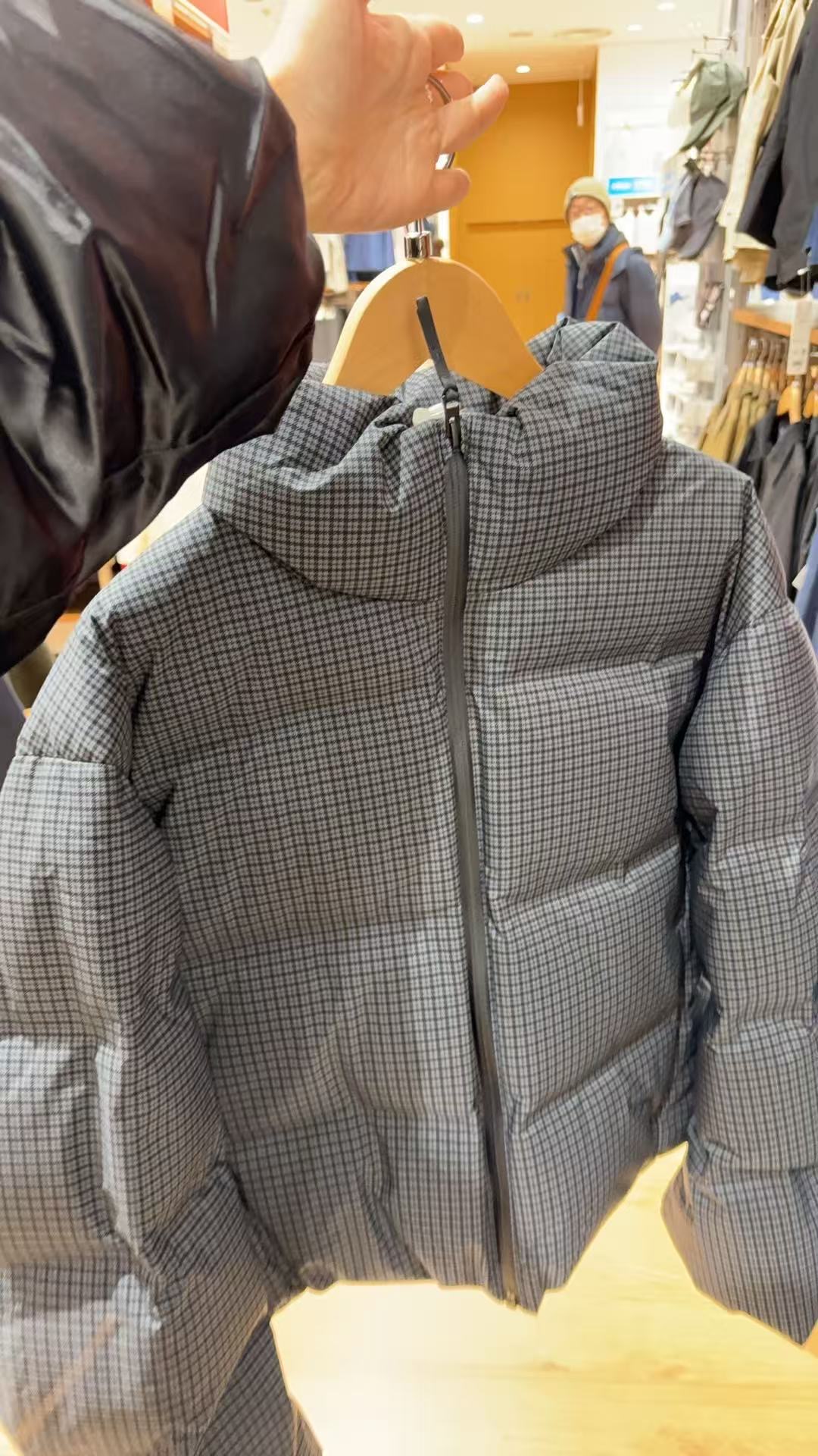 0129 优衣库 黑色格子羽绒服 M码