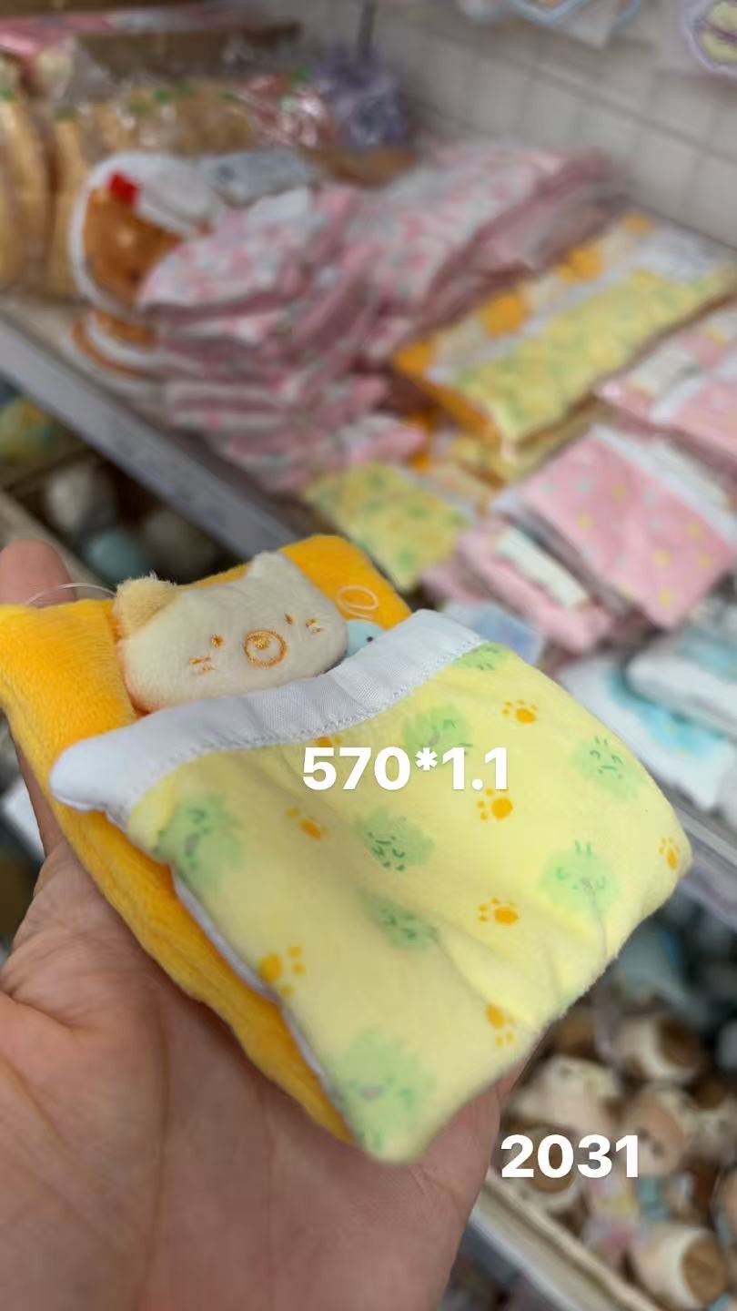 0130折扣店 角落 猫咪黄色小被子毛绒摆件