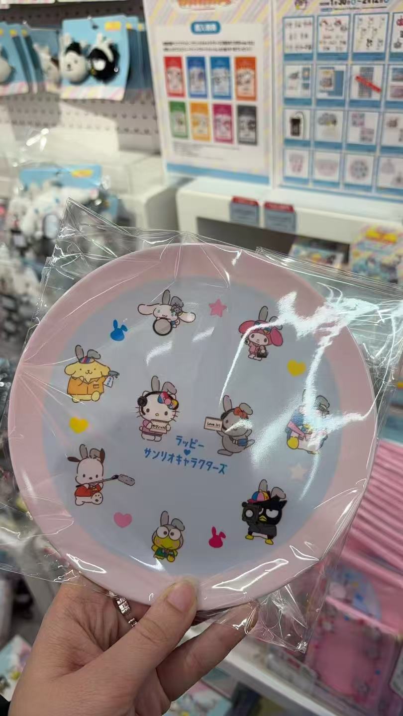 0131 三丽鸥 全人物 圆形粉边蓝内环盘子