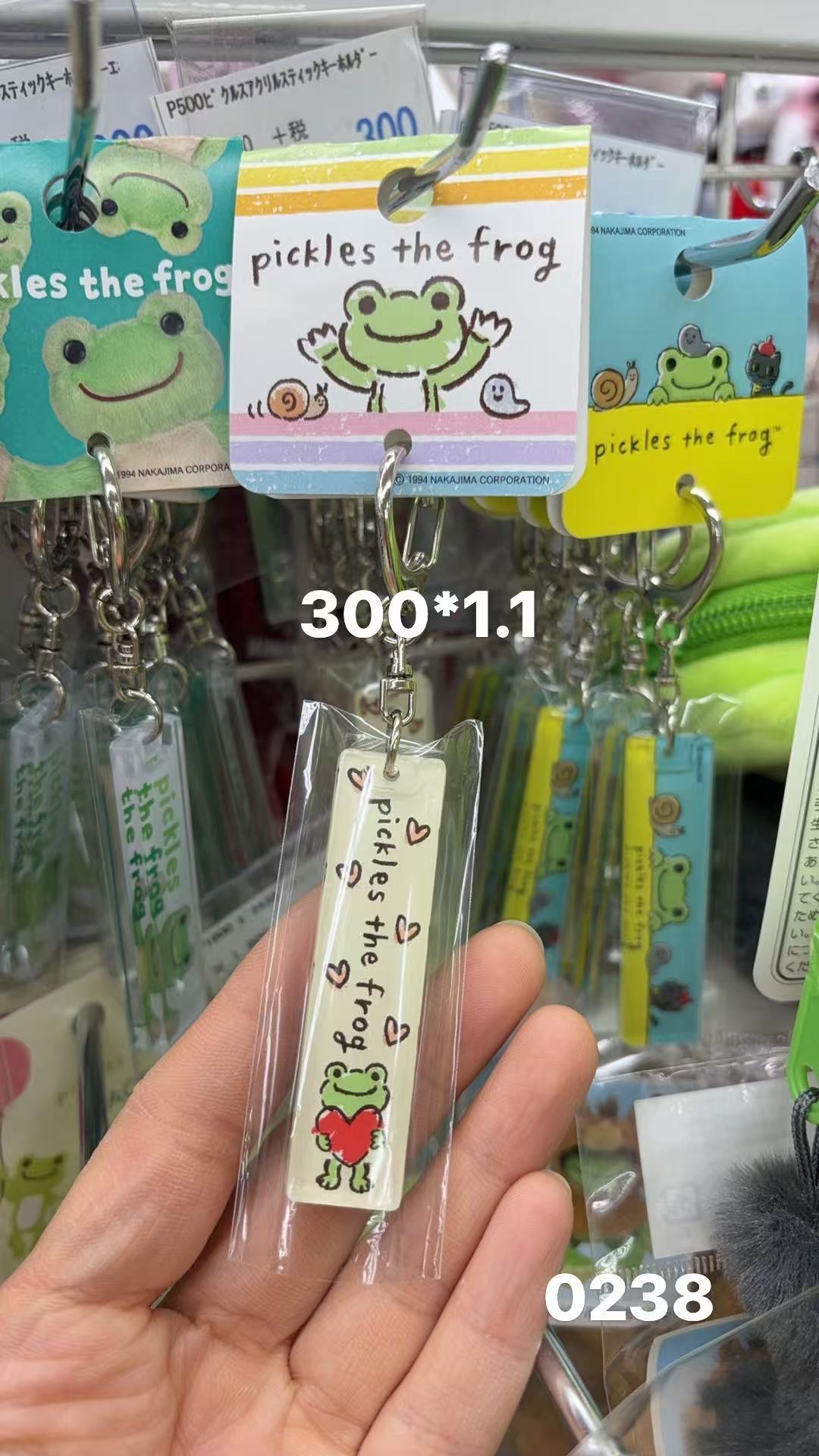 0203 折扣店 小青蛙抱爱心 长条亚克力钥匙扣挂件