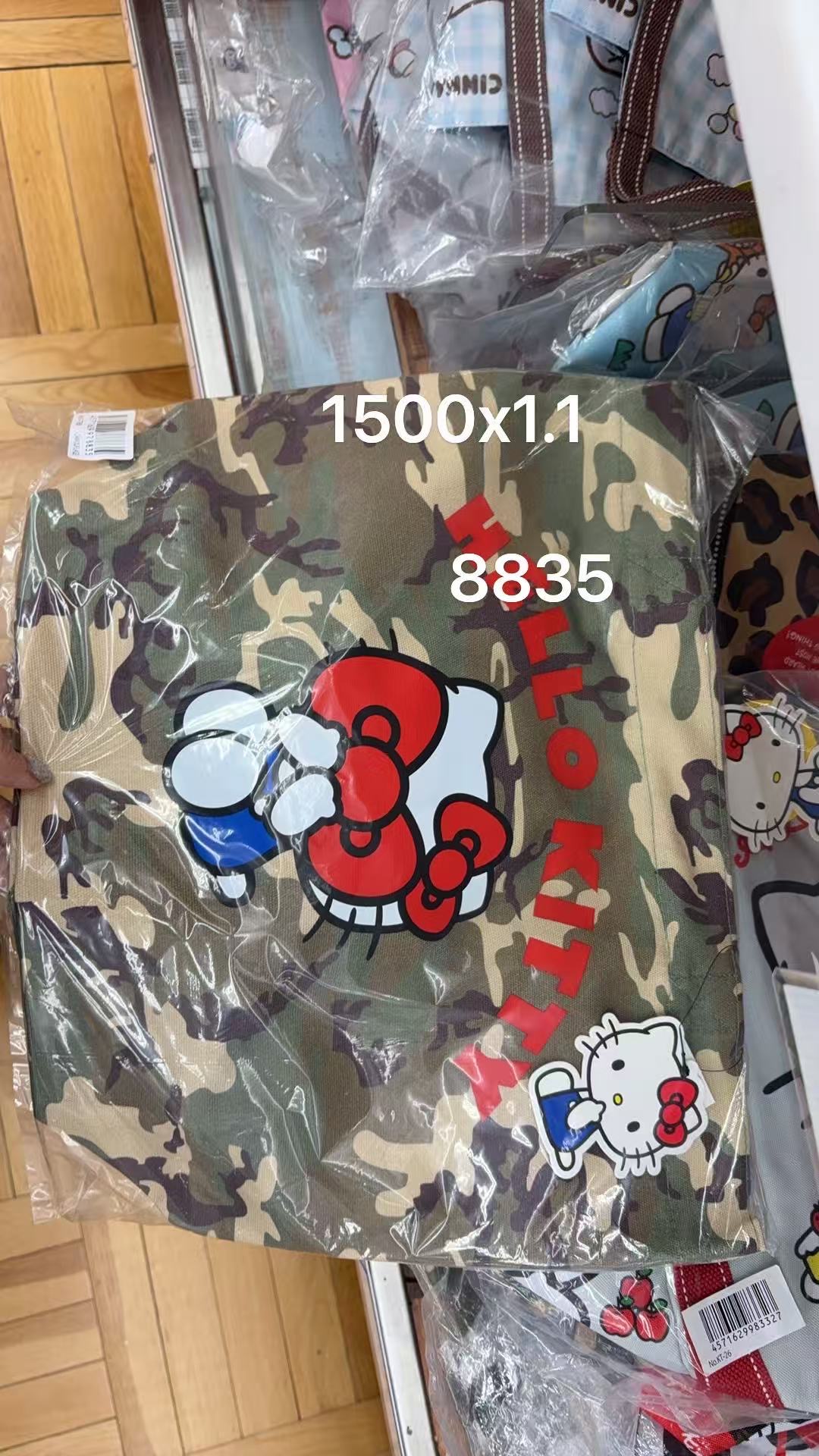 0203 折扣店 三丽鸥kt迷彩风格结合的帆布托特包