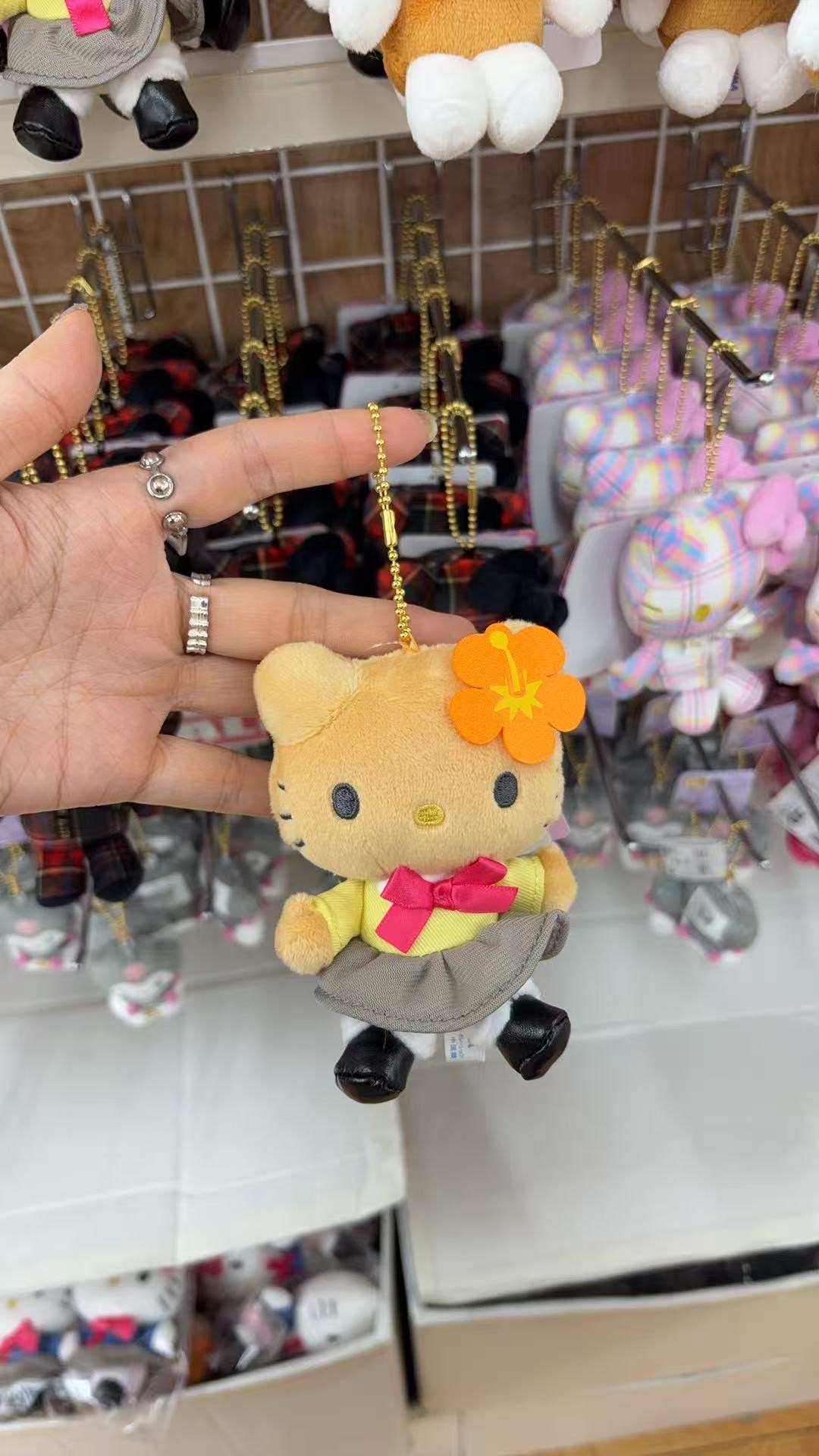 0205三丽鸥 黑皮kt 灰色小裙子毛绒挂件