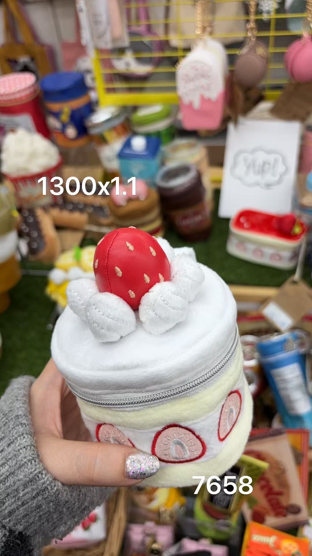 0206 奶油蛋糕造型 草莓毛绒收纳包