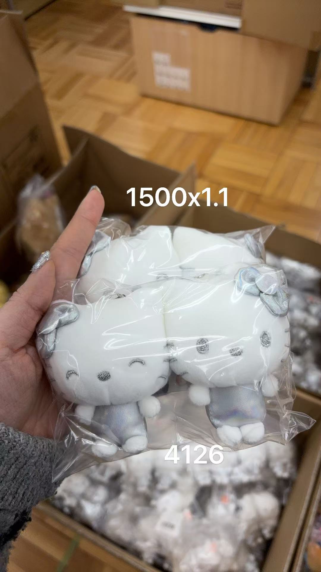 0206 折扣店三丽鸥 银色kitty  毛绒玩偶