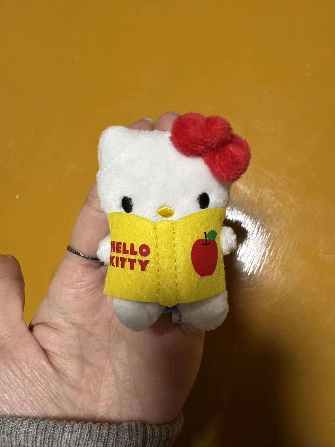 0218 三丽鸥 me kt 看书毛绒挂件 51汇