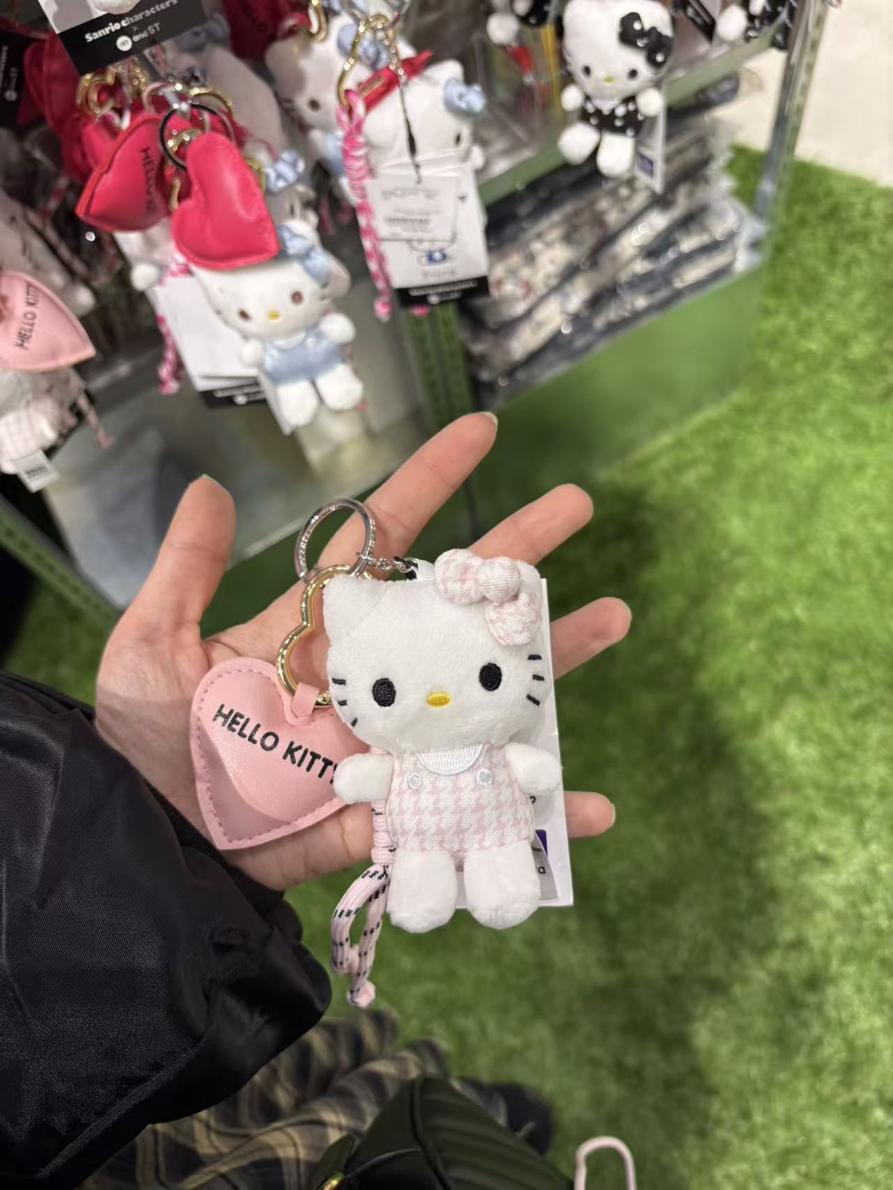 0218 三丽鸥 Kitty穿粉色裙子 爱心型挂件 F