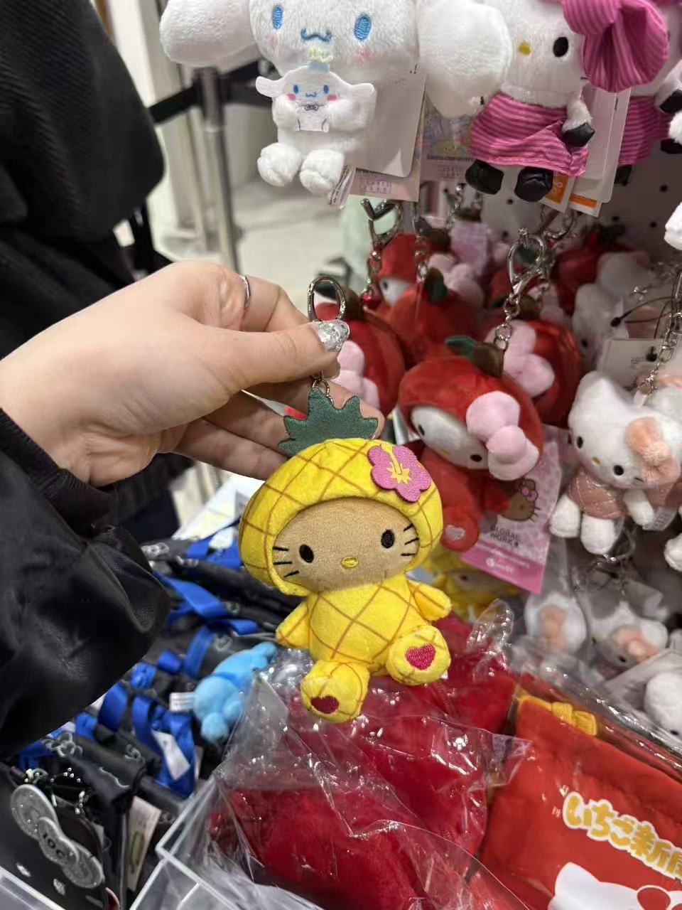 0218 三丽鸥黑皮kt 小菠萝 毛绒挂件