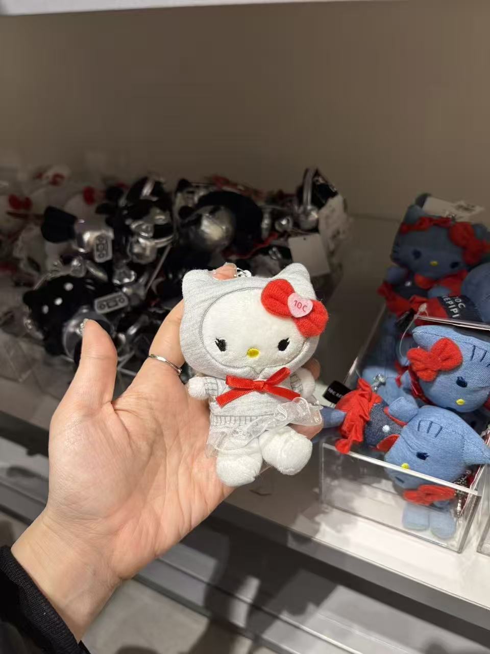 0218 三丽鸥  HELLO KITTY 50周年特别联名系列中10&deg;C 灰色纱裙款毛绒挂件