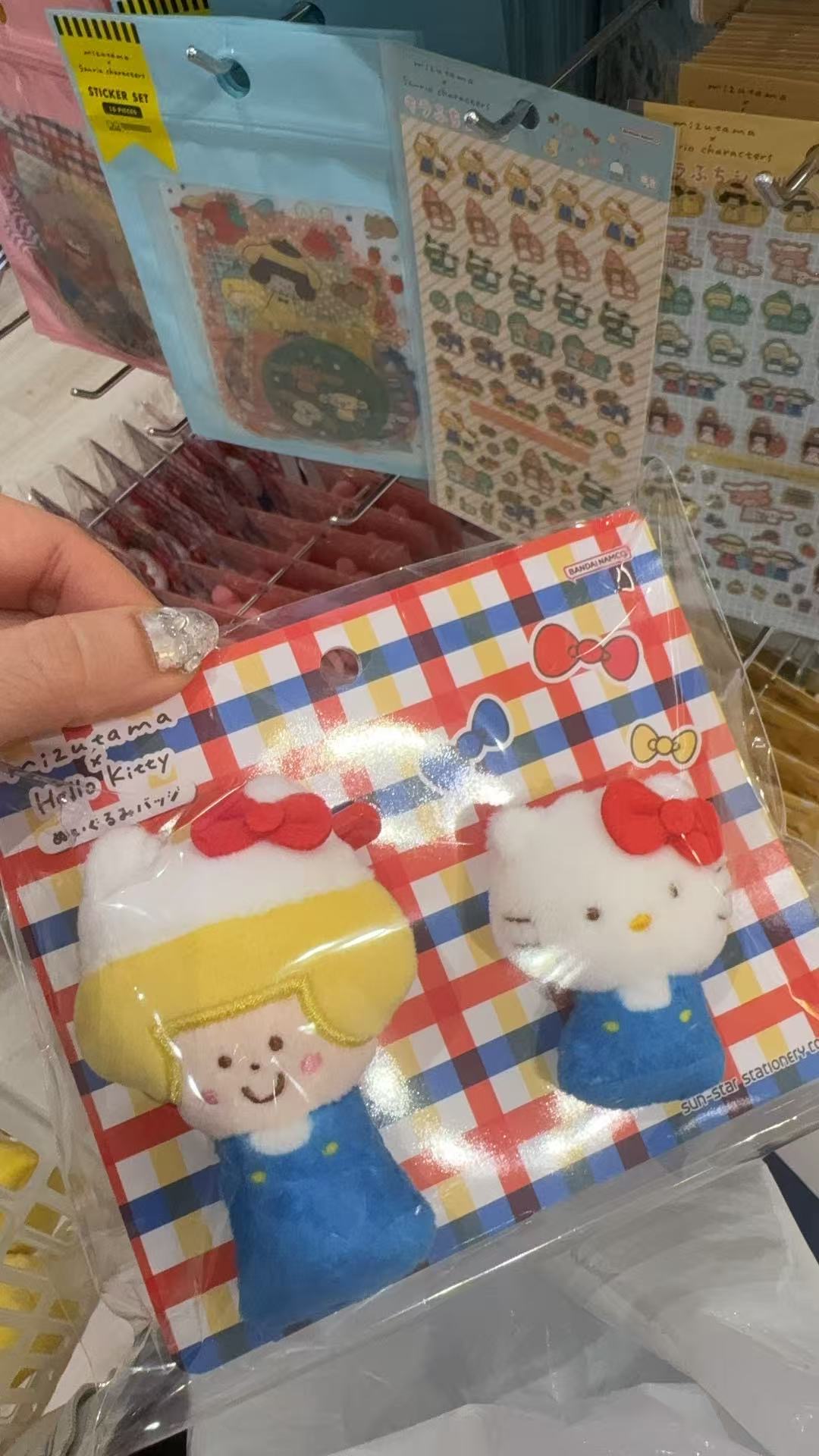 0220 三丽鸥kt和小女孩毛绒胸针套装