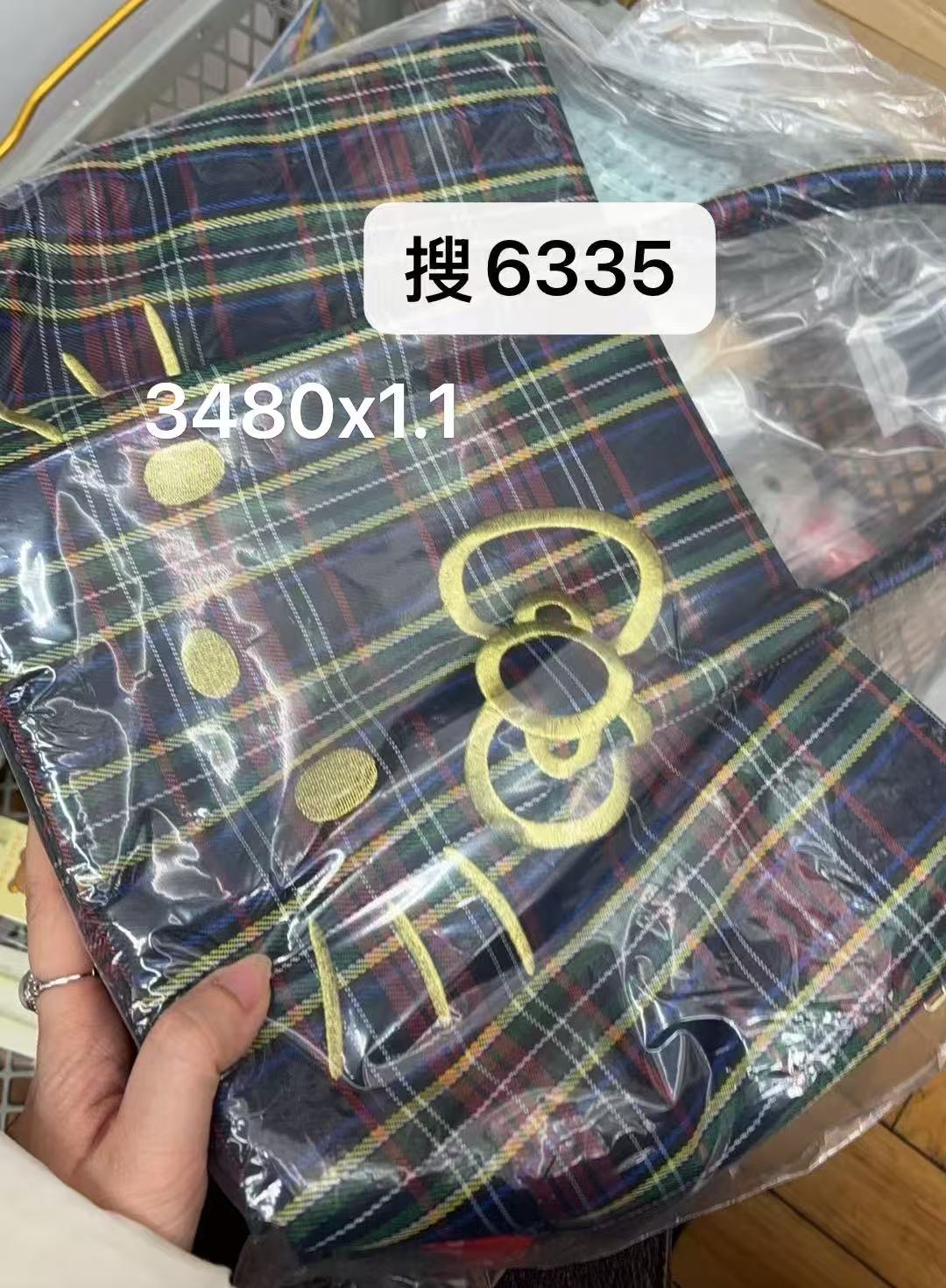 0221 折扣店 三丽鸥 kt红色格子包