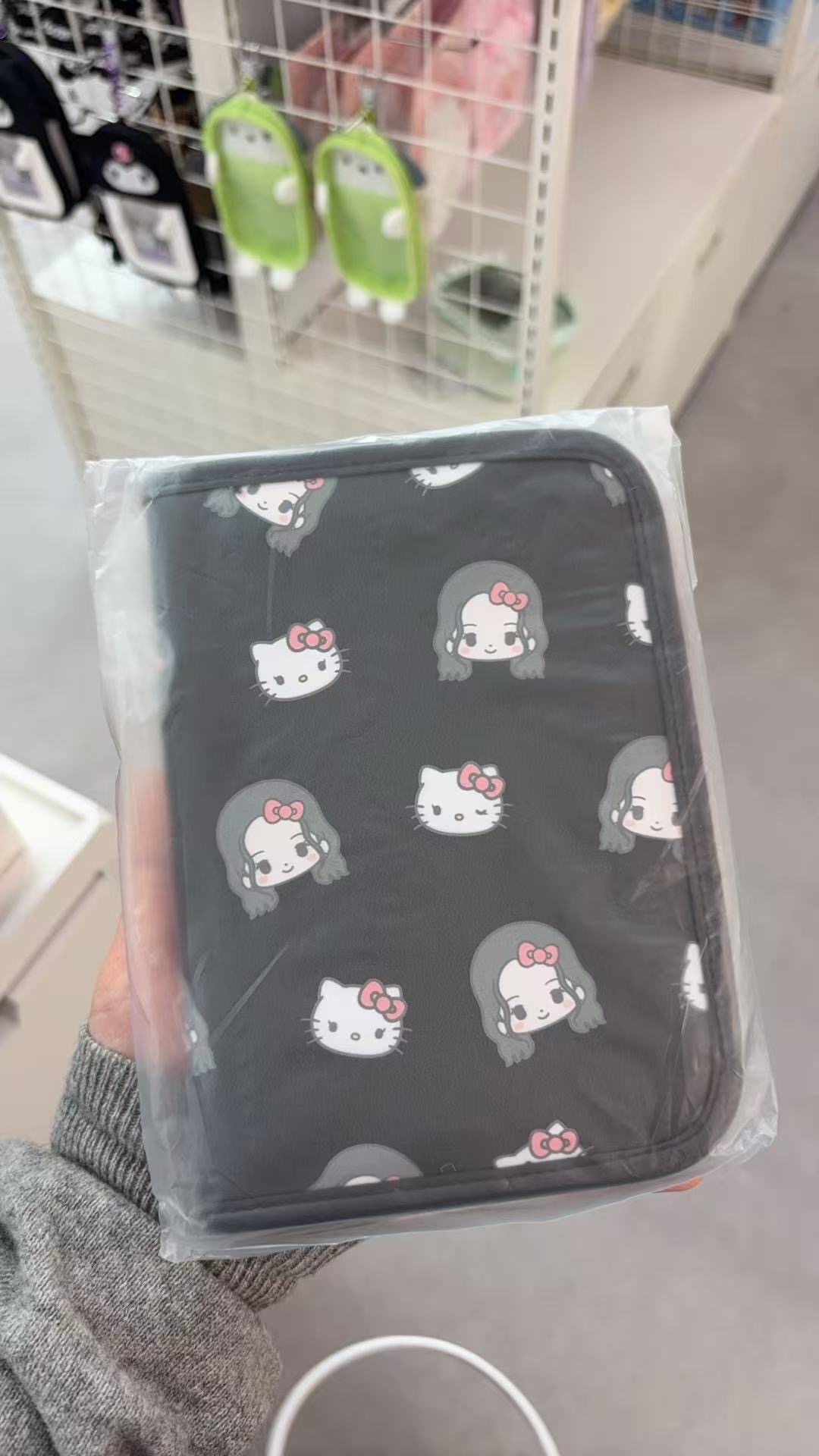 0227 三丽鸥 JISOO与Hello Kitty联名限定黑色满印护照夹收纳包