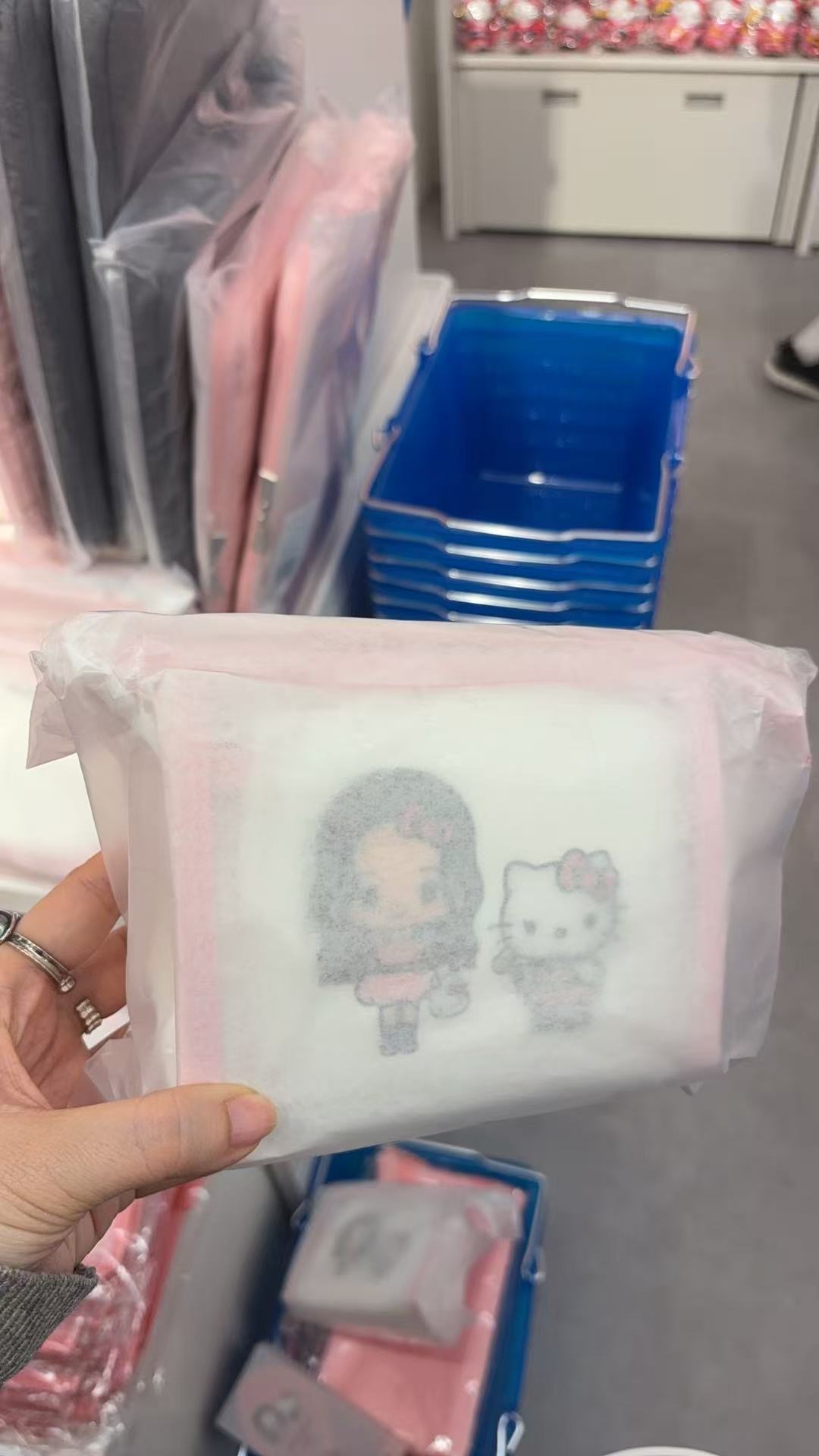 0227 三丽鸥 JISOO与Hello Kitty联名粉色边透明三角收纳包