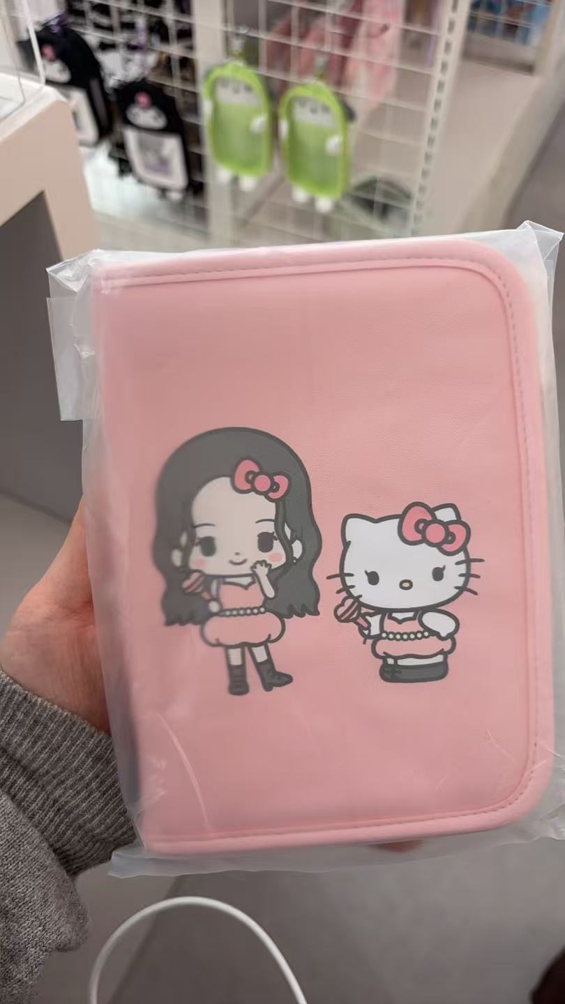 0227 三丽鸥 JISOO与Hello Kitty联名限定粉色护照夹收纳