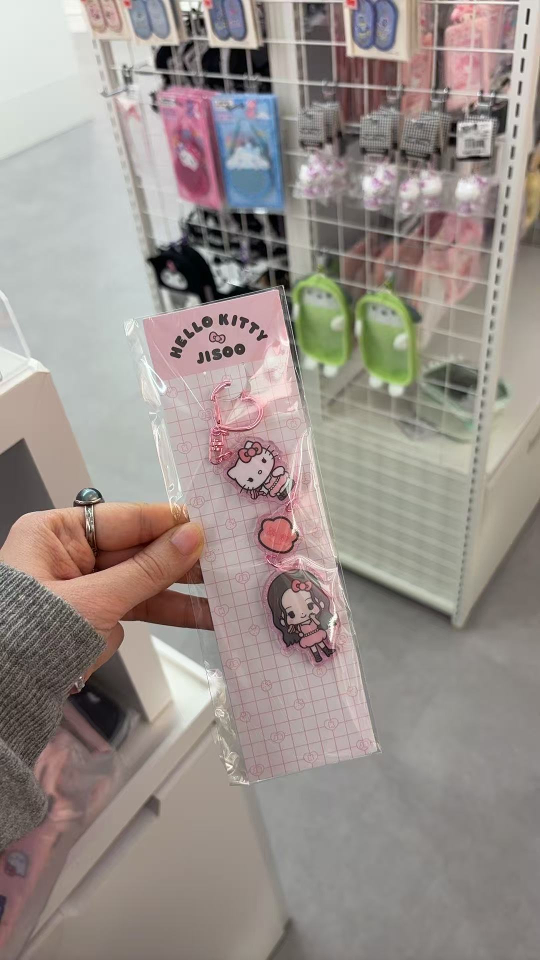 0227 三丽鸥 JISOO与Hello Kitty联名限定心形扣挂件