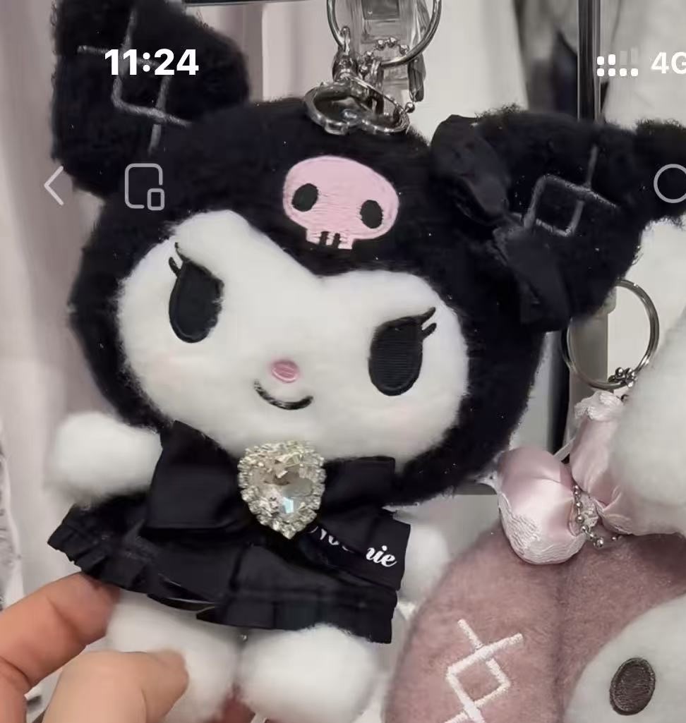 0228 三丽鸥 库洛米黑色胸前带钻蝴蝶结毛绒挂件51汇