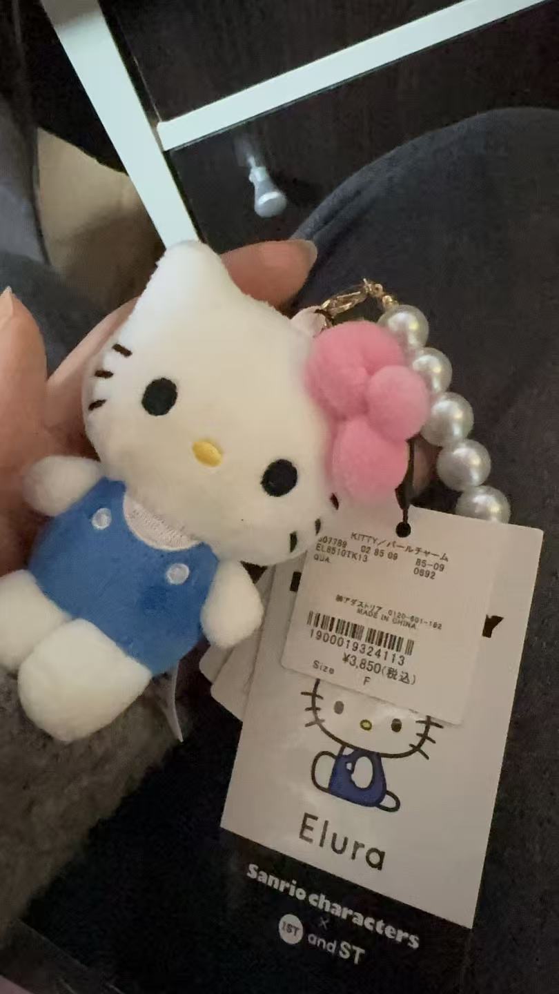 0301  Elura 三丽鸥 的联名限定 Hello Kitty 毛绒挂件