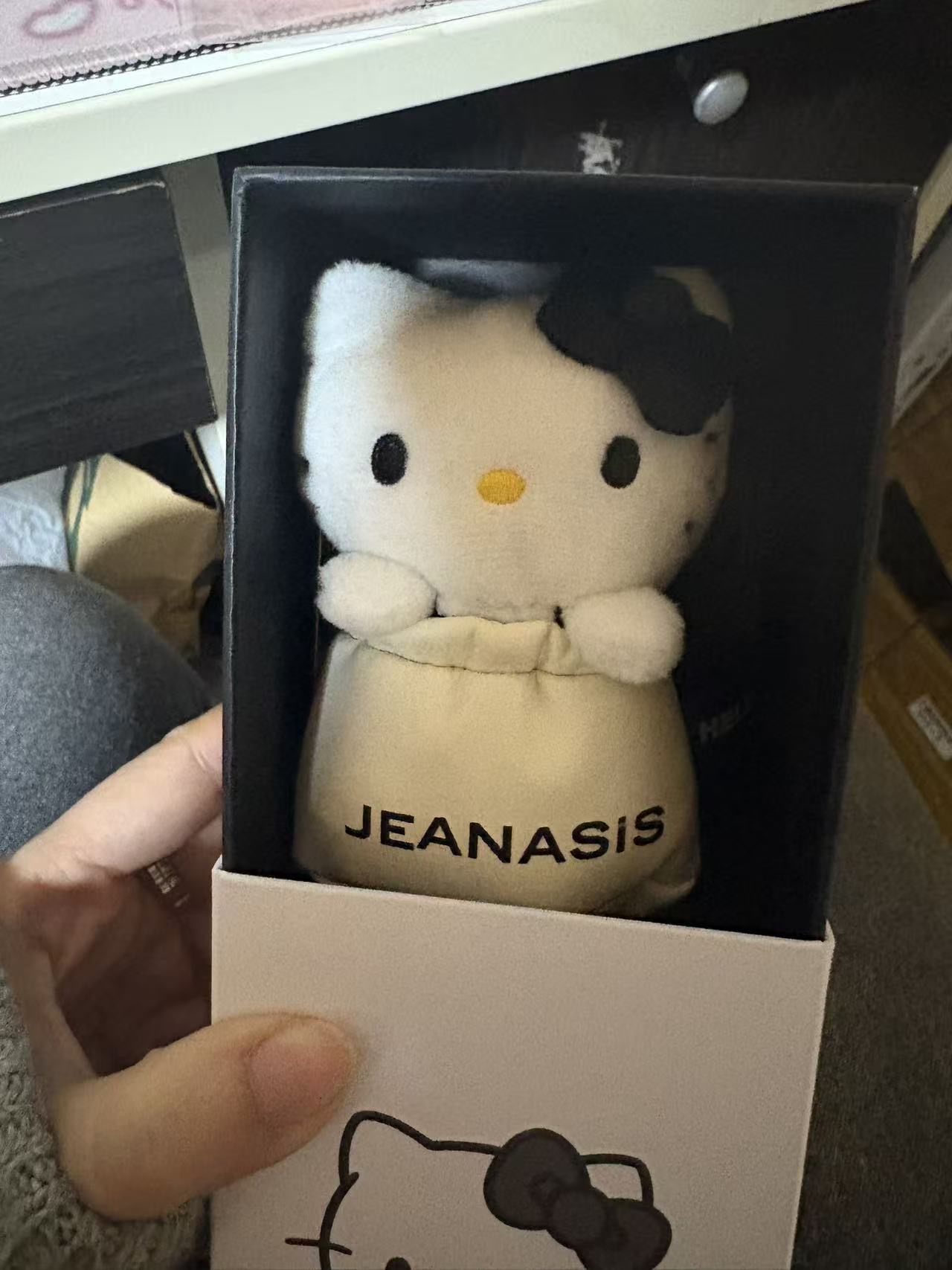 0301 三丽鸥JEANASIS &times; Hello Kitty 的联名限定毛绒玩偶