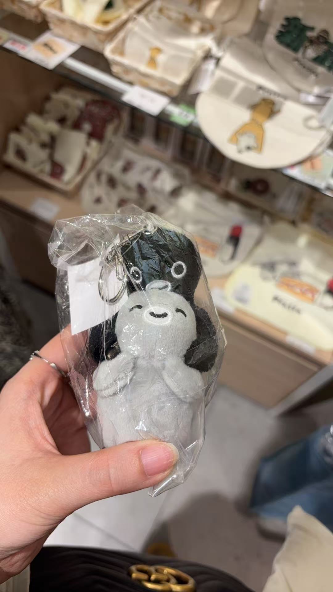 0301 Suica企鹅联名的灰色海豹毛绒挂件