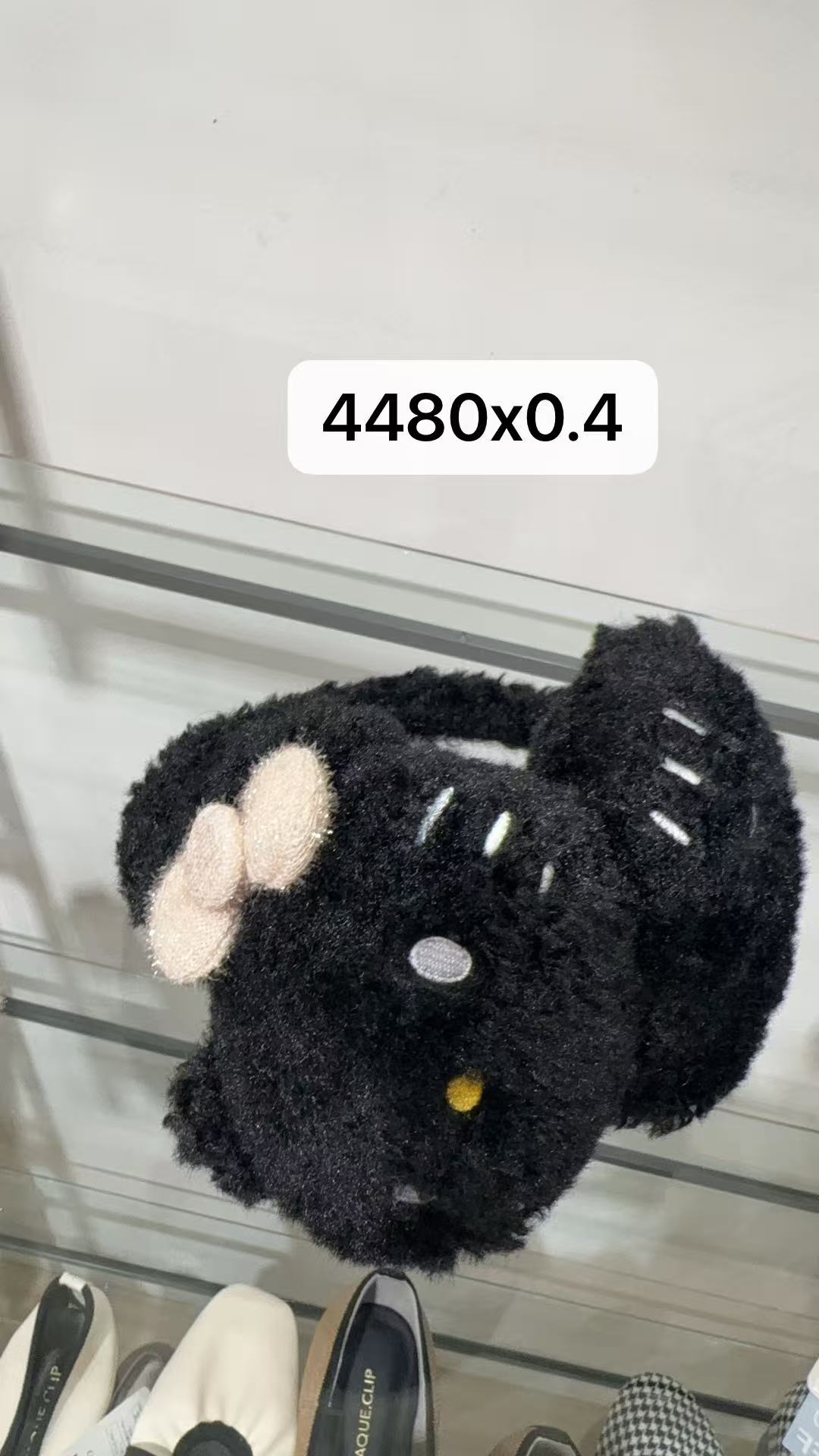 0302 三丽鸥 kt黑色毛绒耳包4折