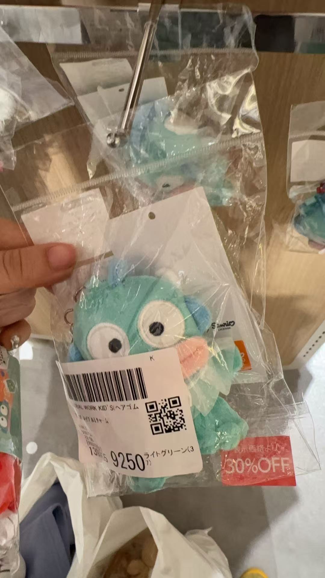 0302 三丽鸥 丑鱼白色蝴蝶结毛绒挂件7折