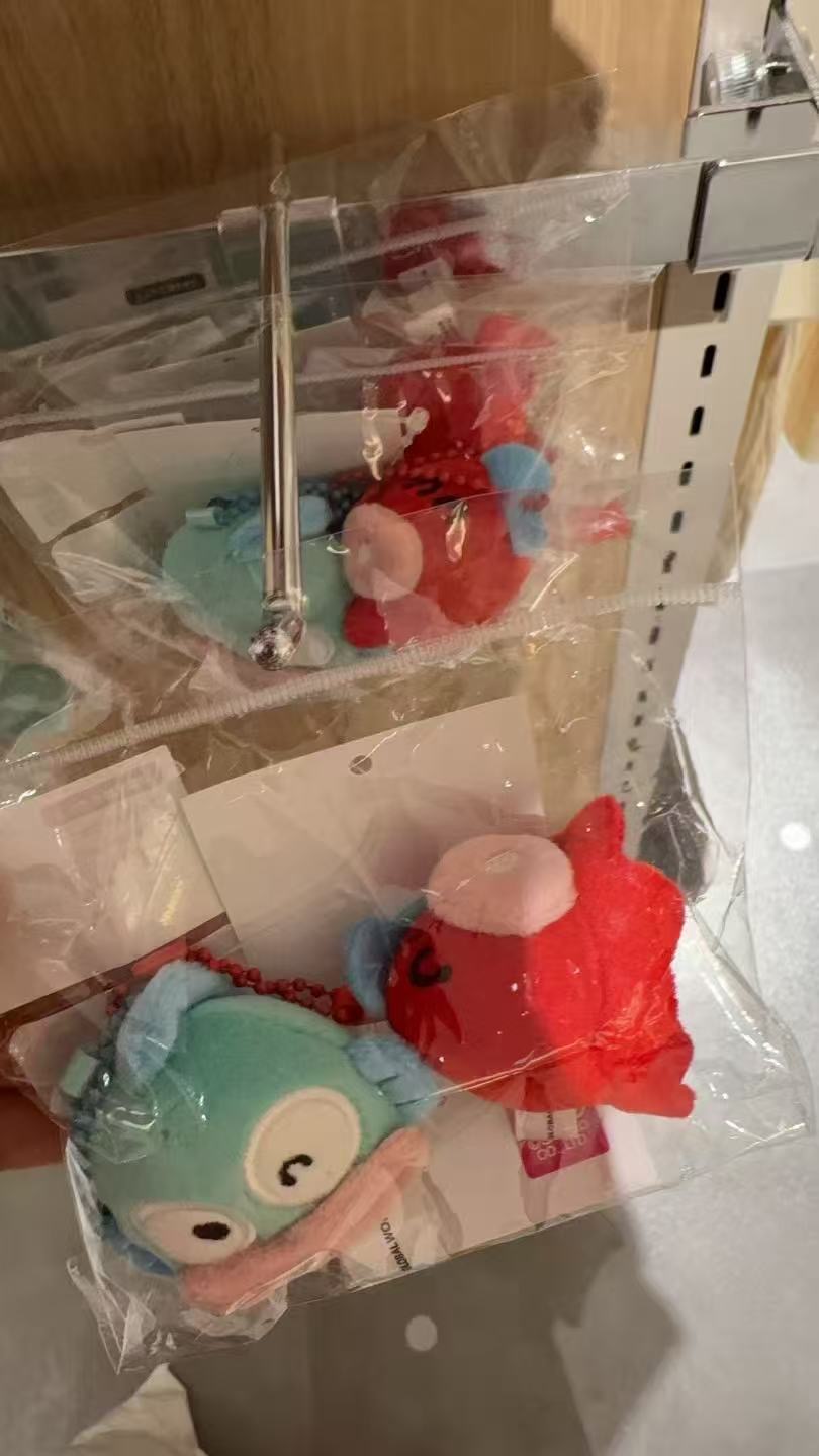 0302 三丽鸥 丑鱼小鱿鱼毛绒挂件6折