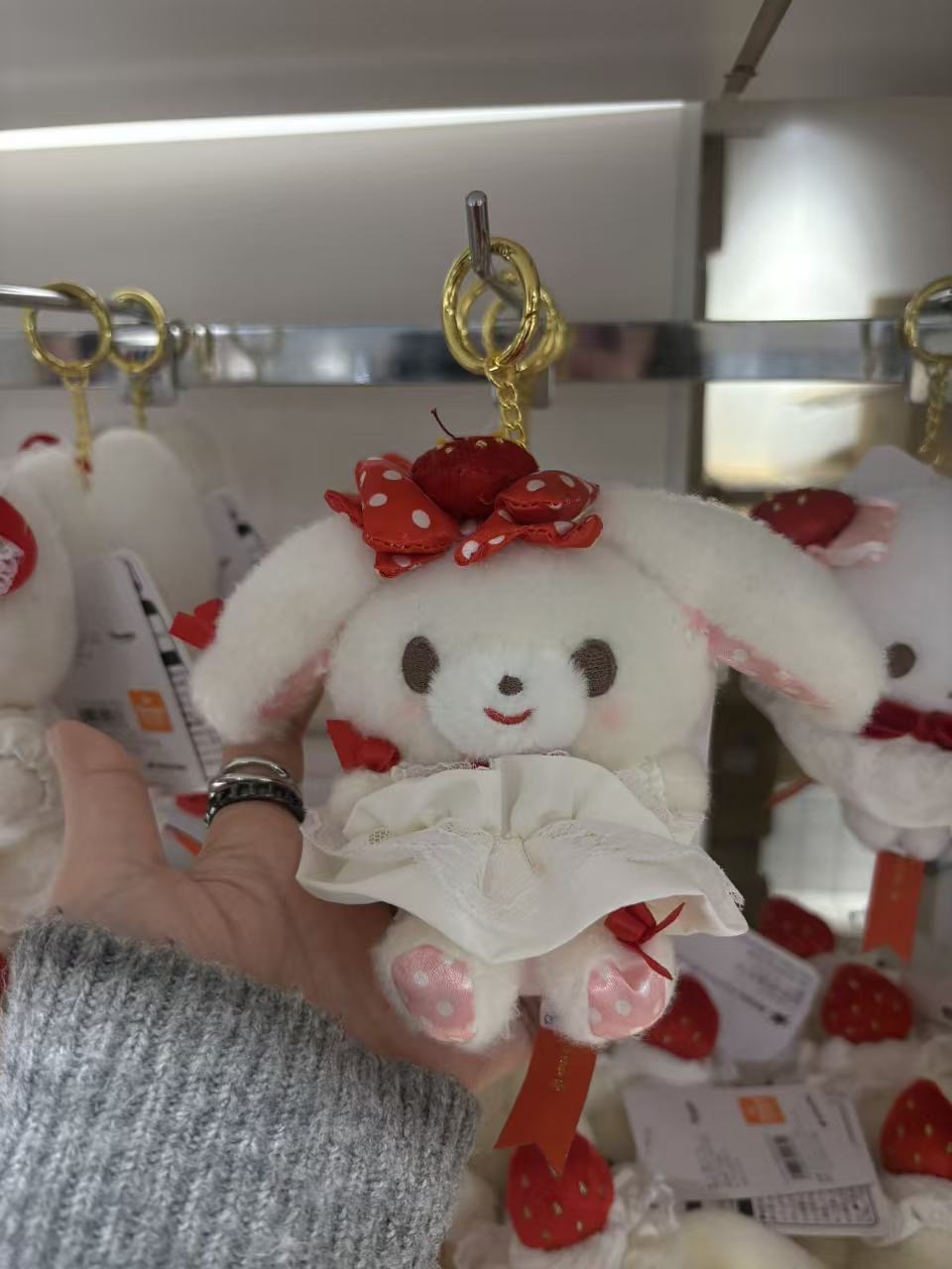 0331三丽欧草莓蛋糕蹦蹦兔毛绒挂件5汇