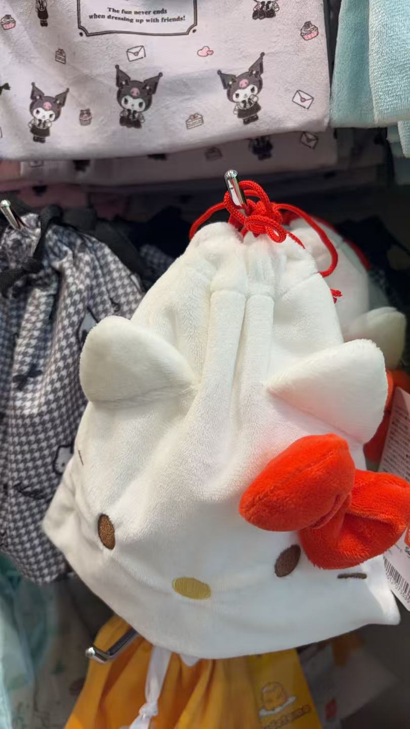 0303 kt白色毛绒抽拉绳收纳包
