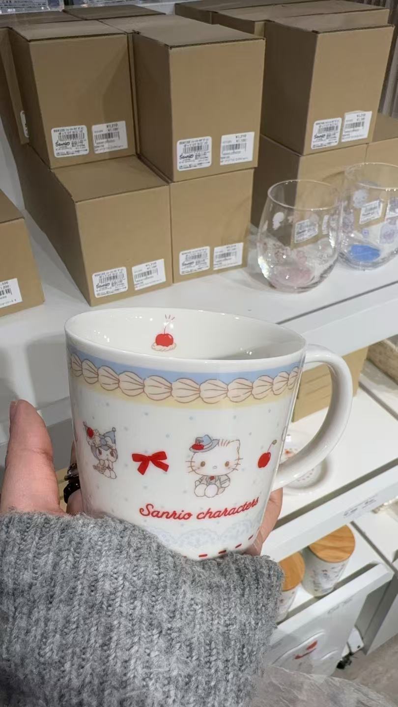 0303 三丽欧草莓蛋糕蓝色边 丹尼尔陶瓷杯 5汇