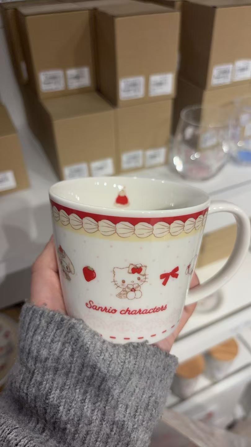 0303 三丽欧草莓蛋糕红色边 kt陶瓷杯  5汇