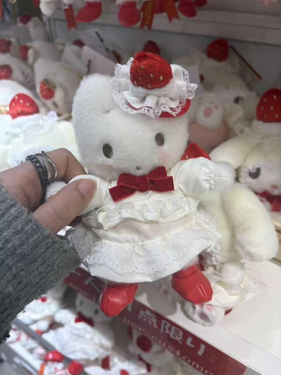 0303 三丽欧草莓蛋糕 许愿兔毛绒挂件 5汇