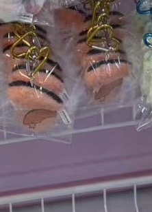 0305 三丽鸥 三文鱼心形扣毛绒挂件